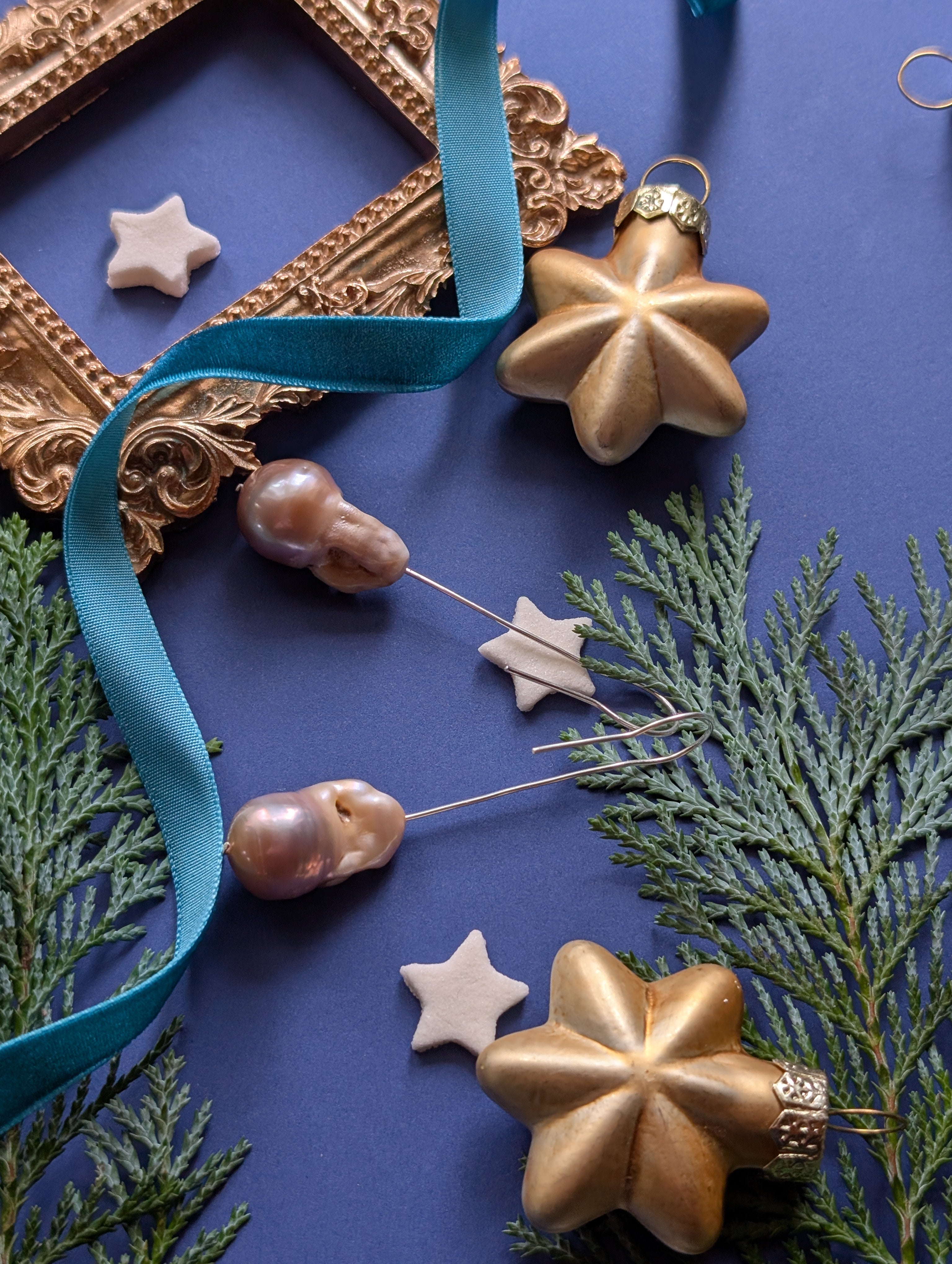 Rosewood Key - Barockperlen Ohrhänger mit Schlüsselloch Detail