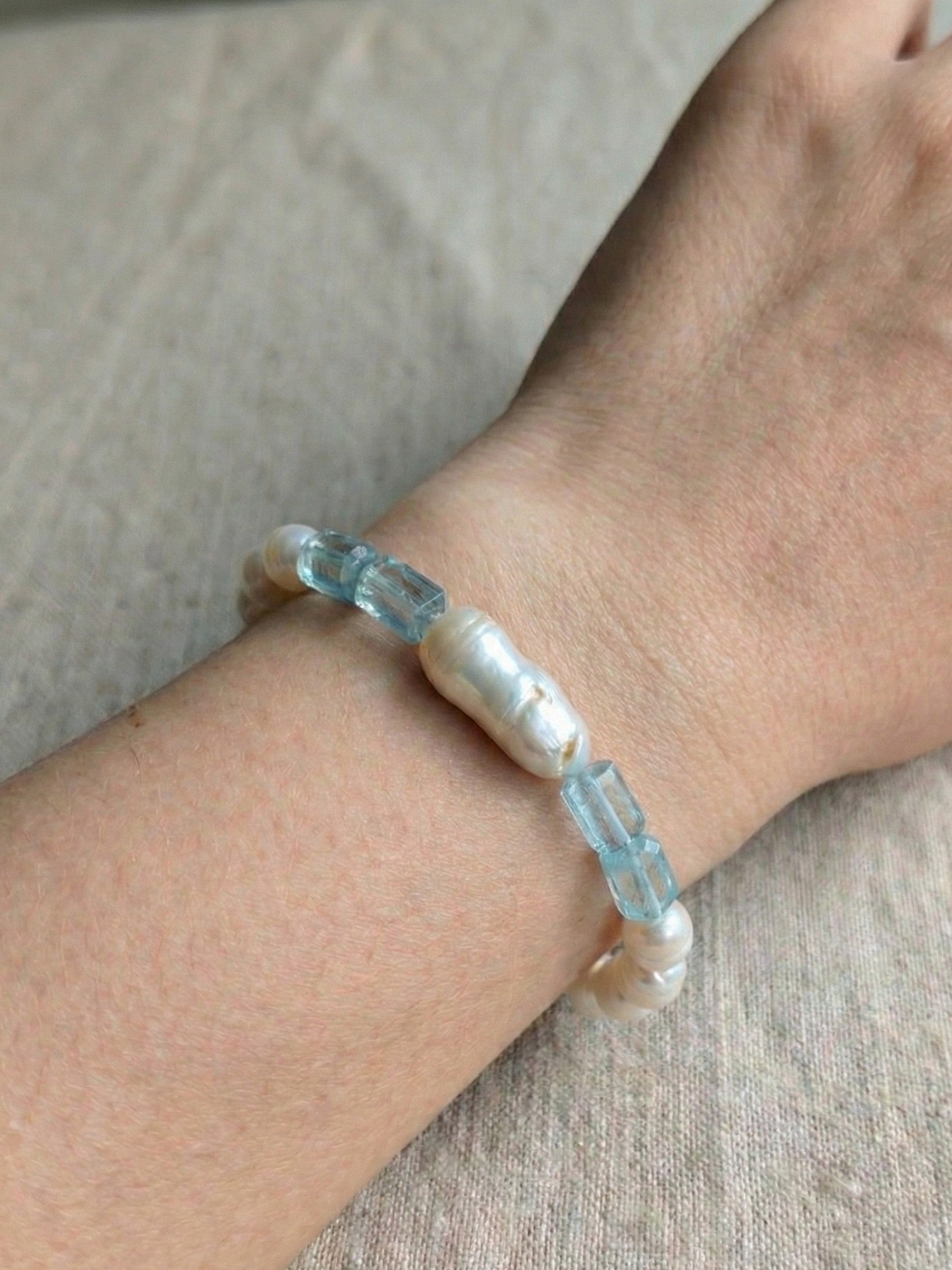 Winter Pearl Armband – Süßwasserperlen und Fluorit