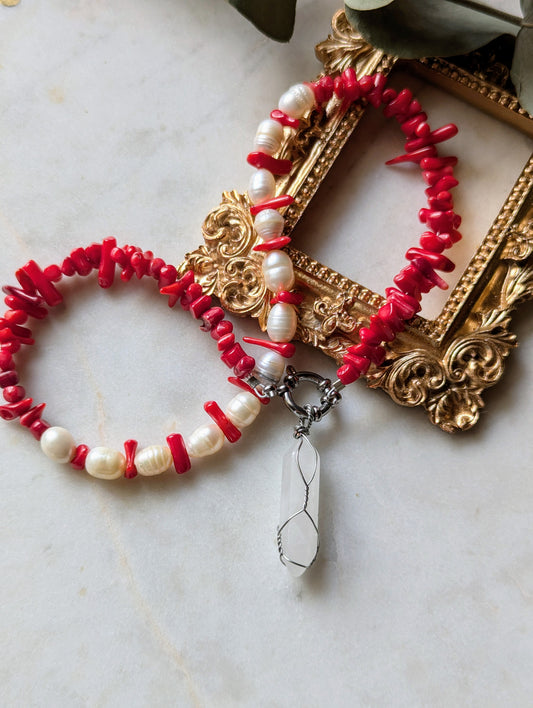 Short necklace with coral, freshwater pearls and rock crystal