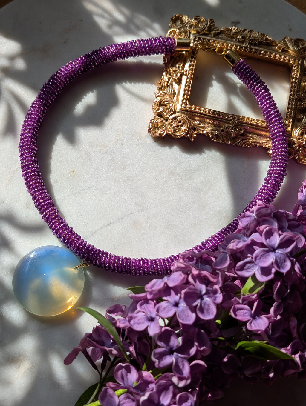 Serena Opale – Zarte Halskette mit Opalit-Anhänger und schimmernder Kordel