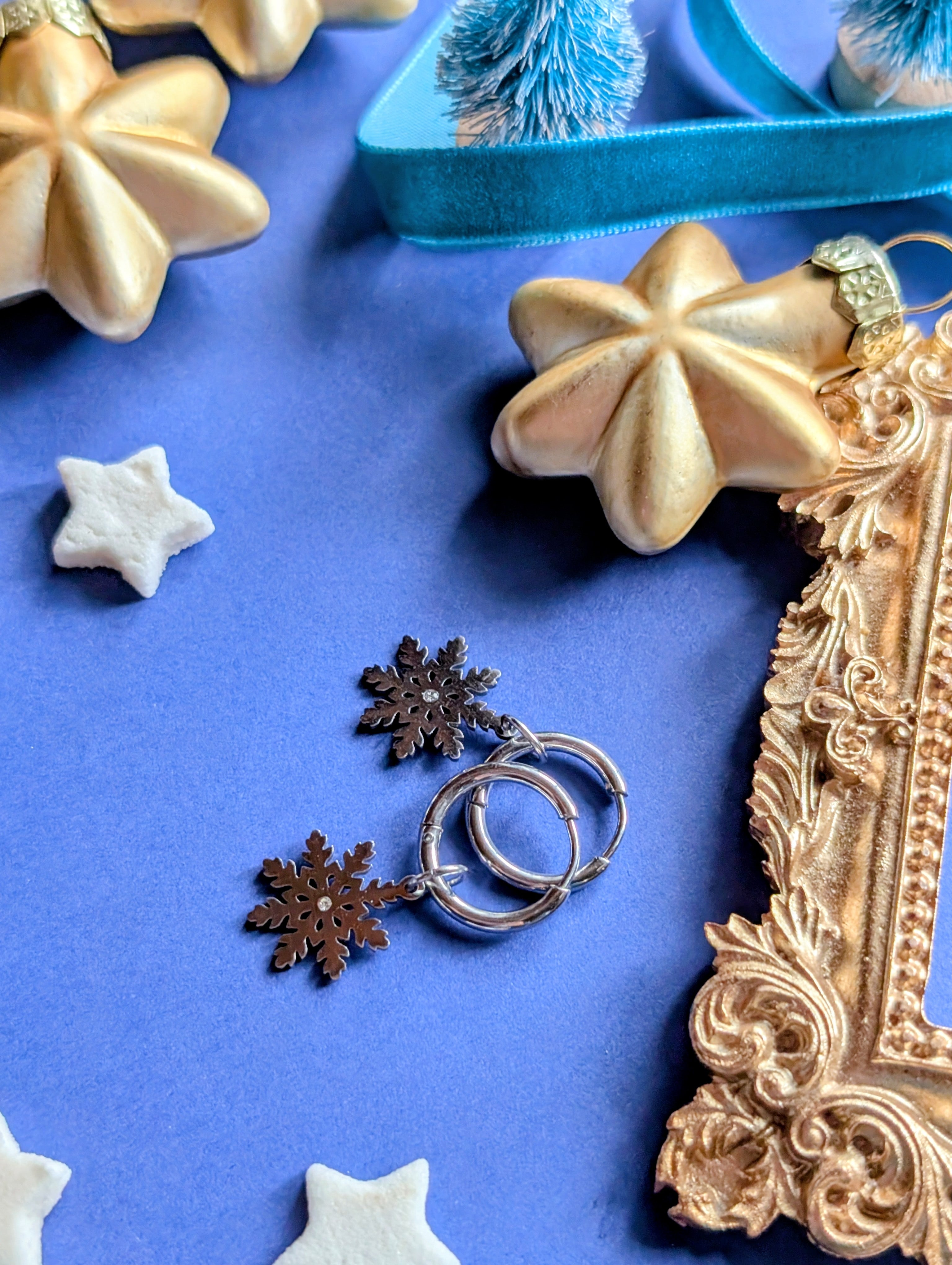 Winterglanz - Edelstahl Creolen mit Schneeflocken Anhänger und Zirkon