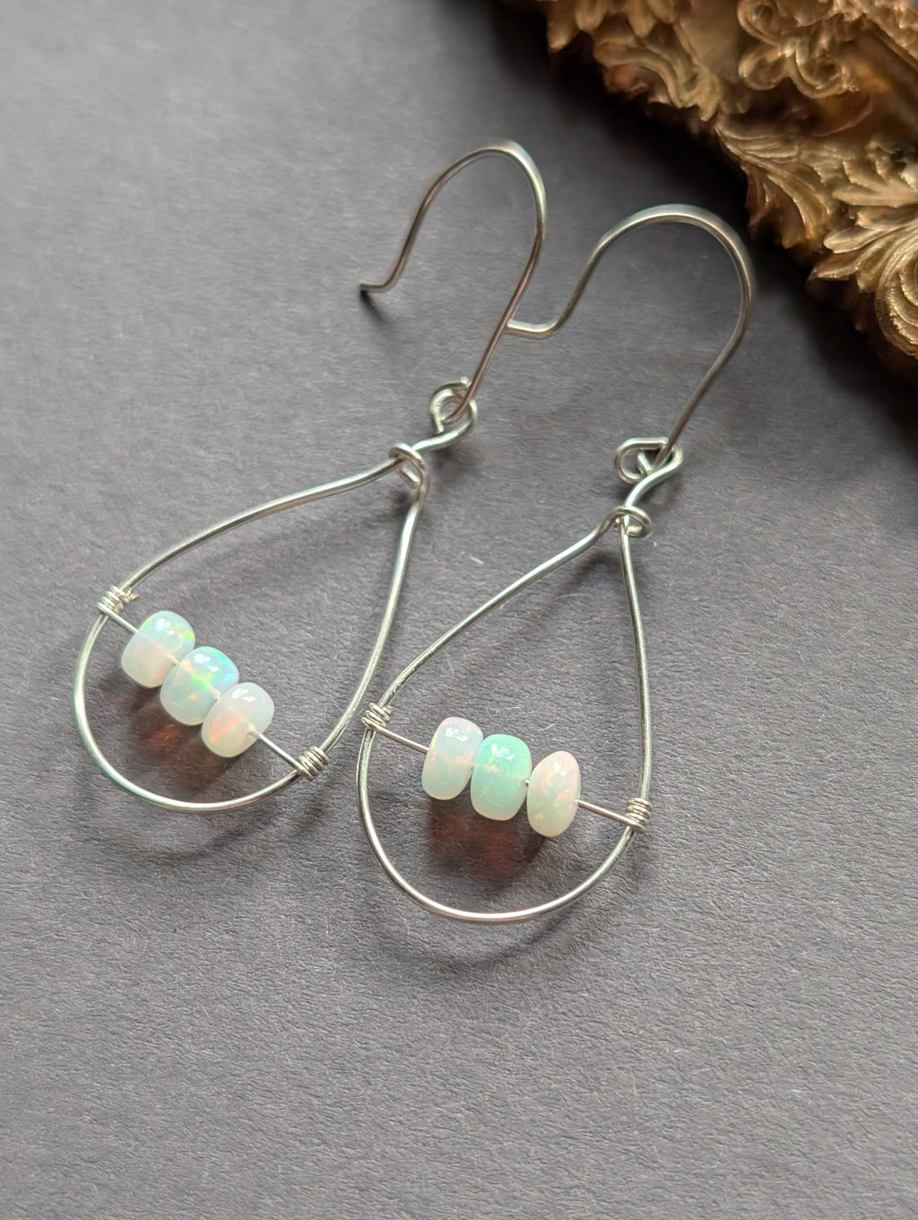 Opaline Tears - Tropfenförmige Ohrhänger mit Feueropal Perlen