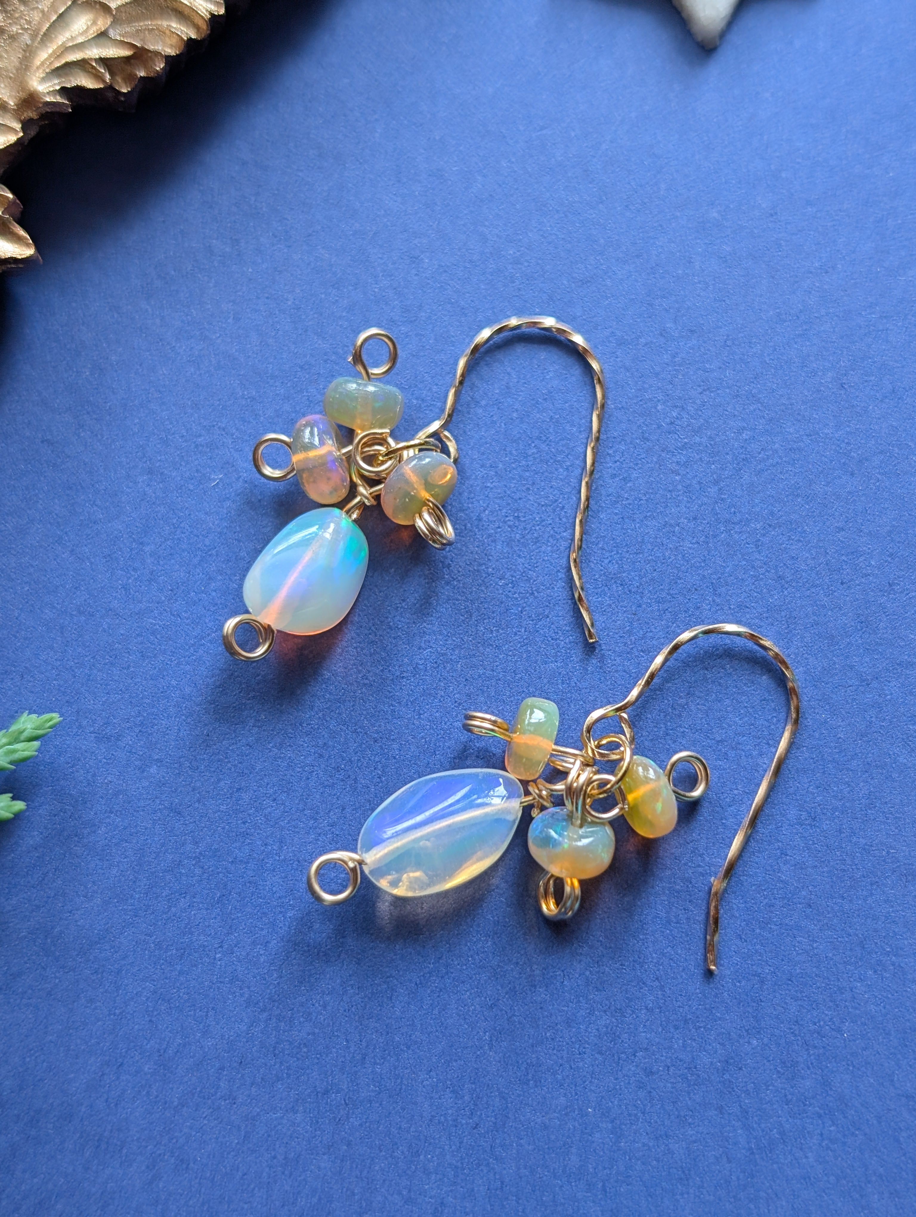 Northern Fire Lights - zarte Ohrhänger mit verschiedenen Feueropalen