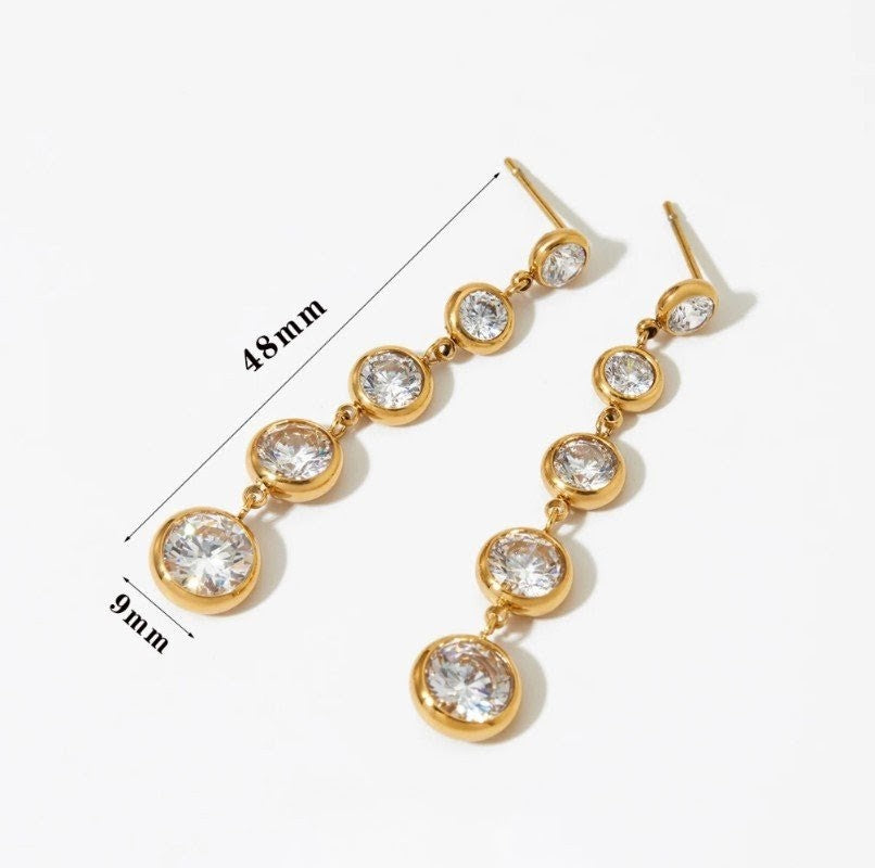 Pebble Drop – Edelstahl Ohrstecker mit linearen Zirkonia