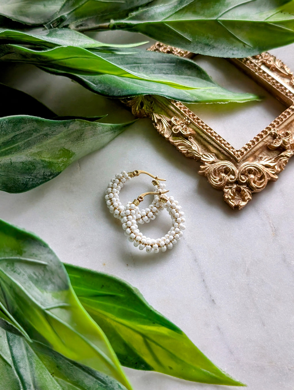 Color Wraps Creolen "Alba" – Edelstahl & weiße Rocailles