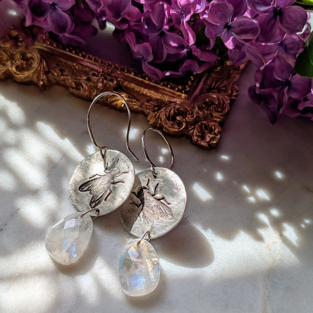 Handgefertigte Ohrringe aus Silber mit feinem Insektenrelief und Mondstein