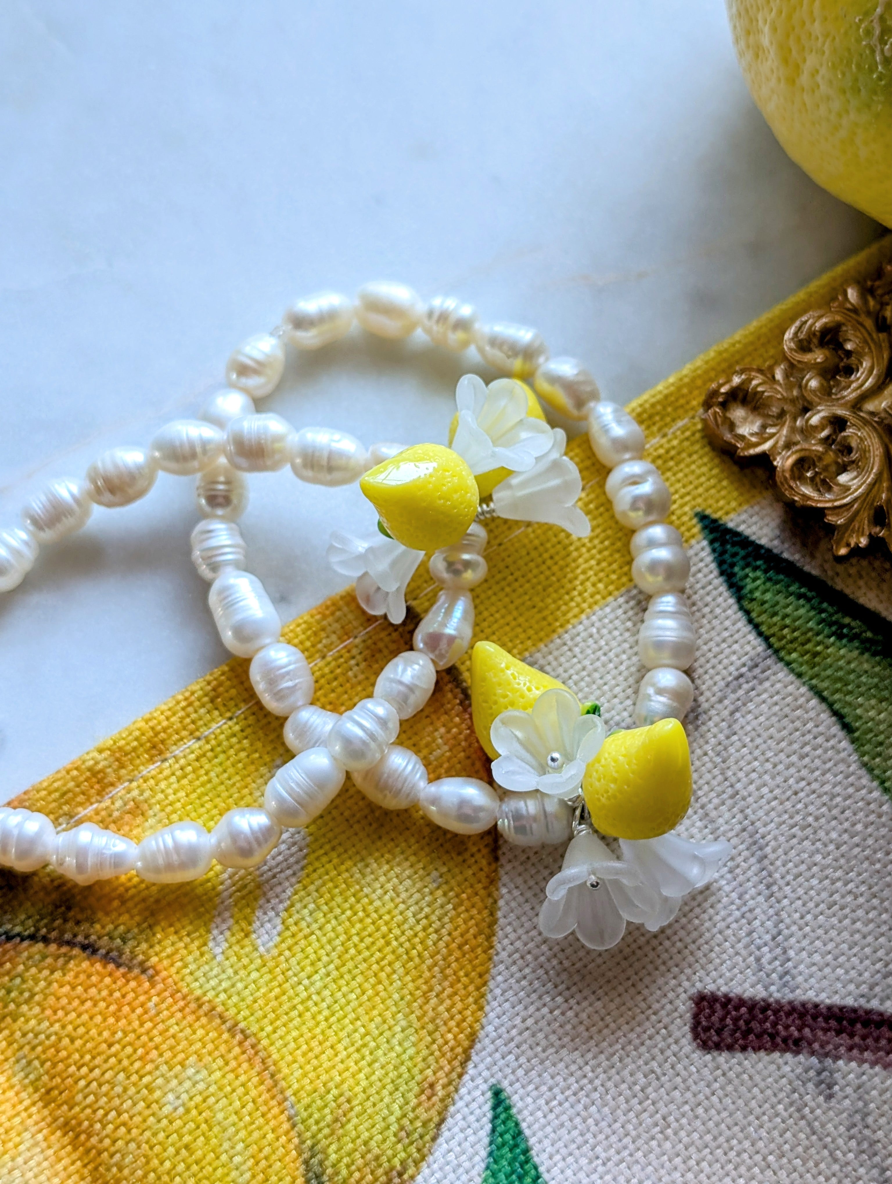 La Perla al Limone – Armband mit Süßwasserperlen, Zitronen und Blüten