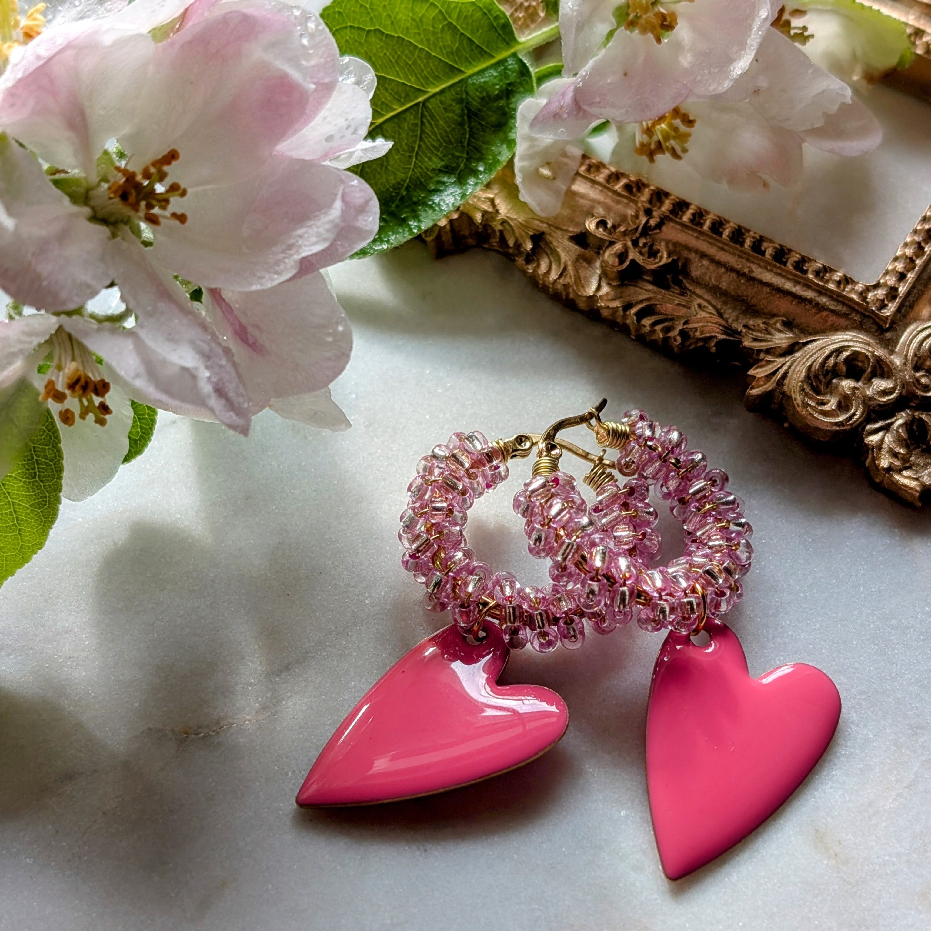 Rocaillescreolen "Coracão" - Verspielte Creolen umwickelt mit zart rosa Glasperlen und einem pinken Herz aus emailliertem Messing