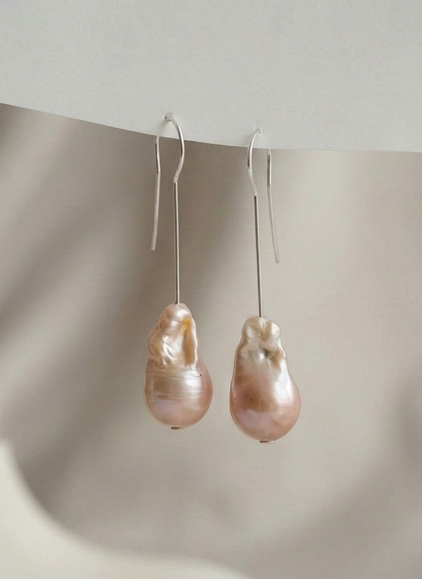 Rosewood Key - Barockperlen Ohrhänger mit Schlüsselloch Detail