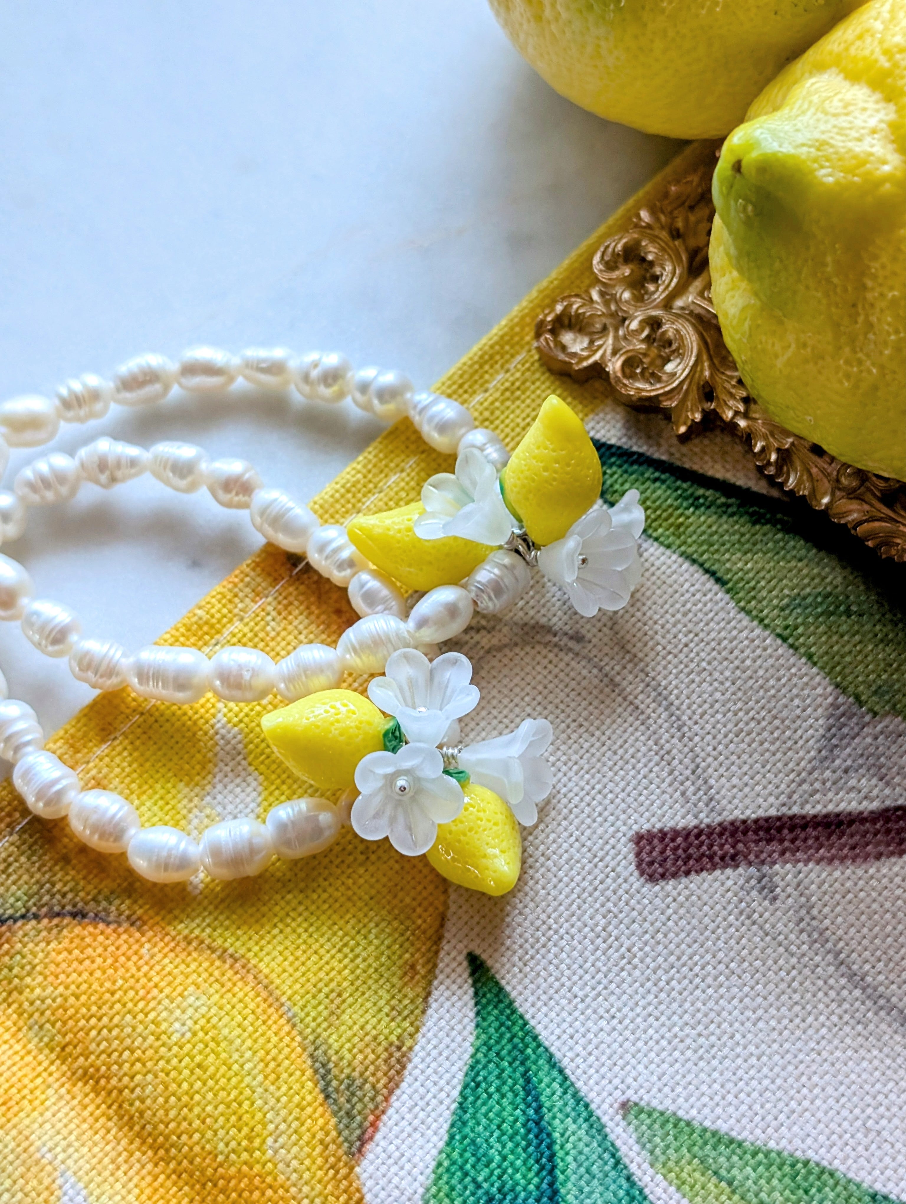 La Perla al Limone – Armband mit Süßwasserperlen, Zitronen und Blüten