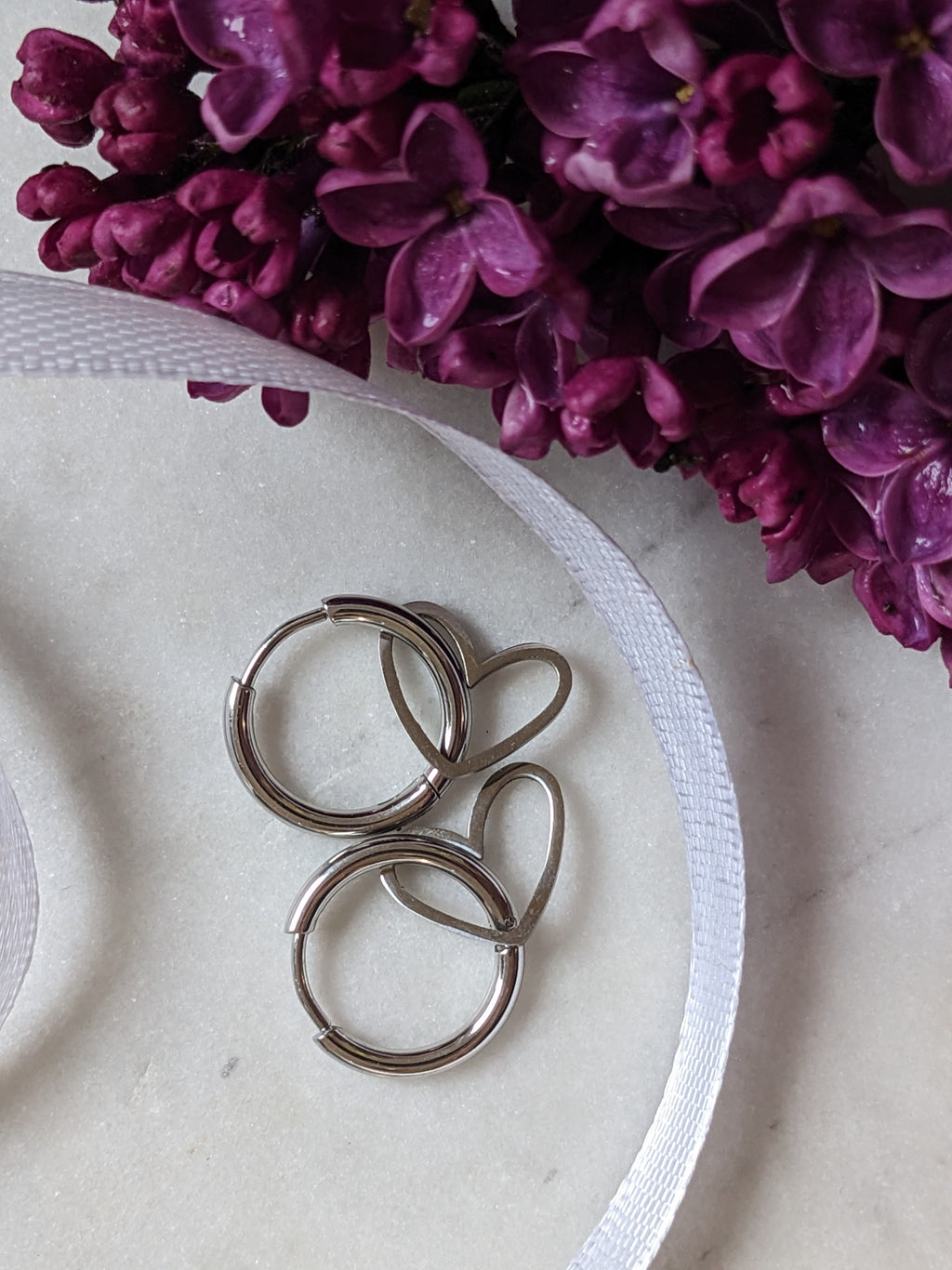 Heart Hoops – Edelstahl Creolen mit Herzanhänger