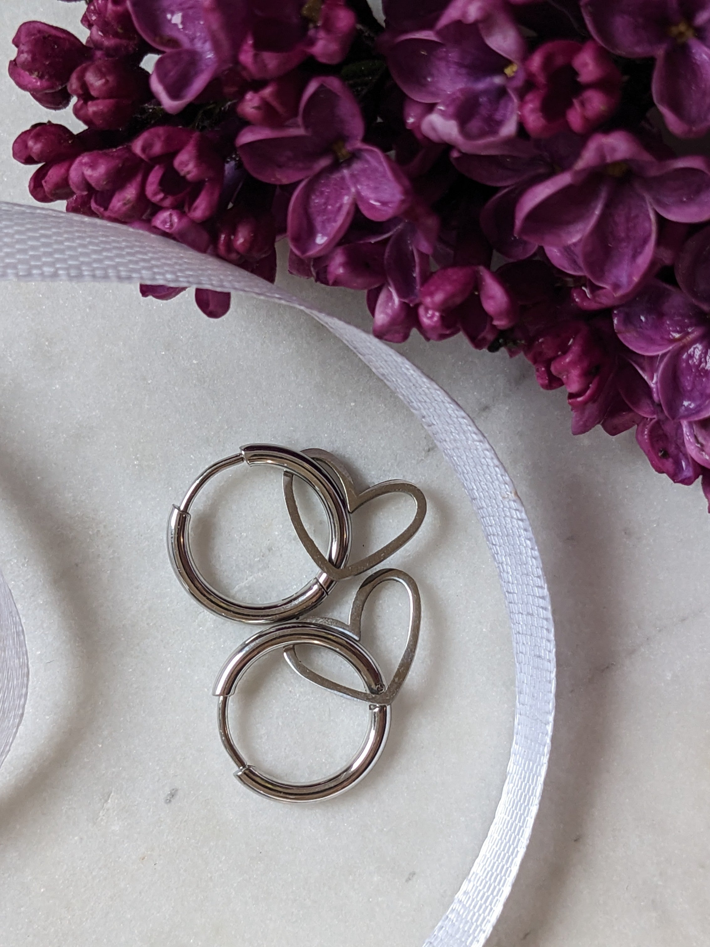 Heart Hoops – Edelstahl Creolen mit Herzanhänger