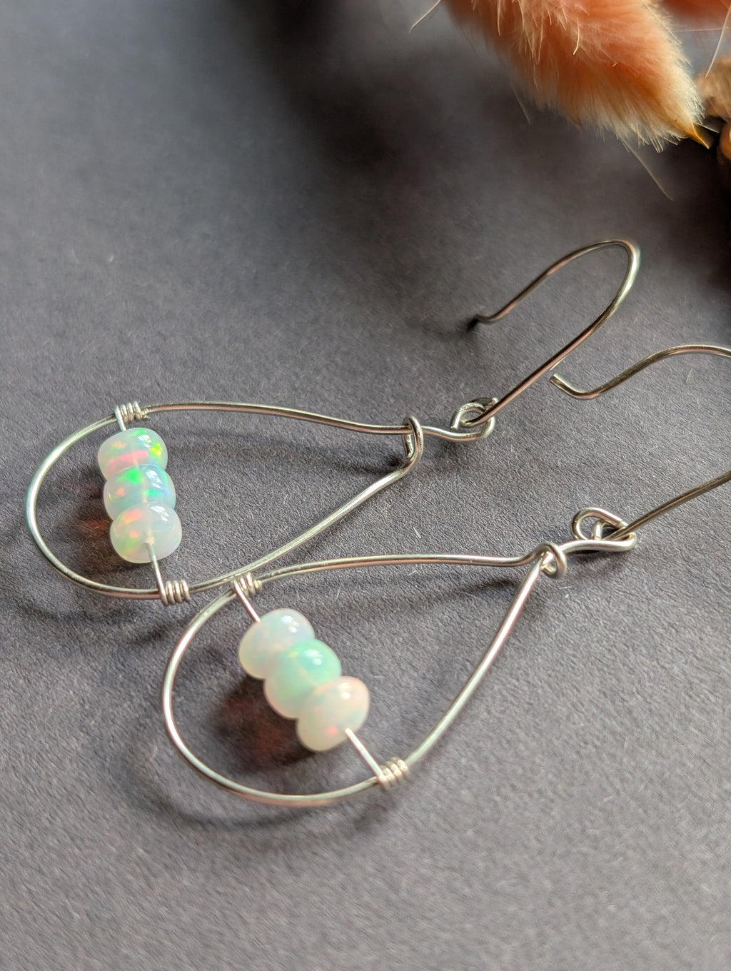 Opaline Tears - Tropfenförmige Ohrhänger mit Feueropal Perlen