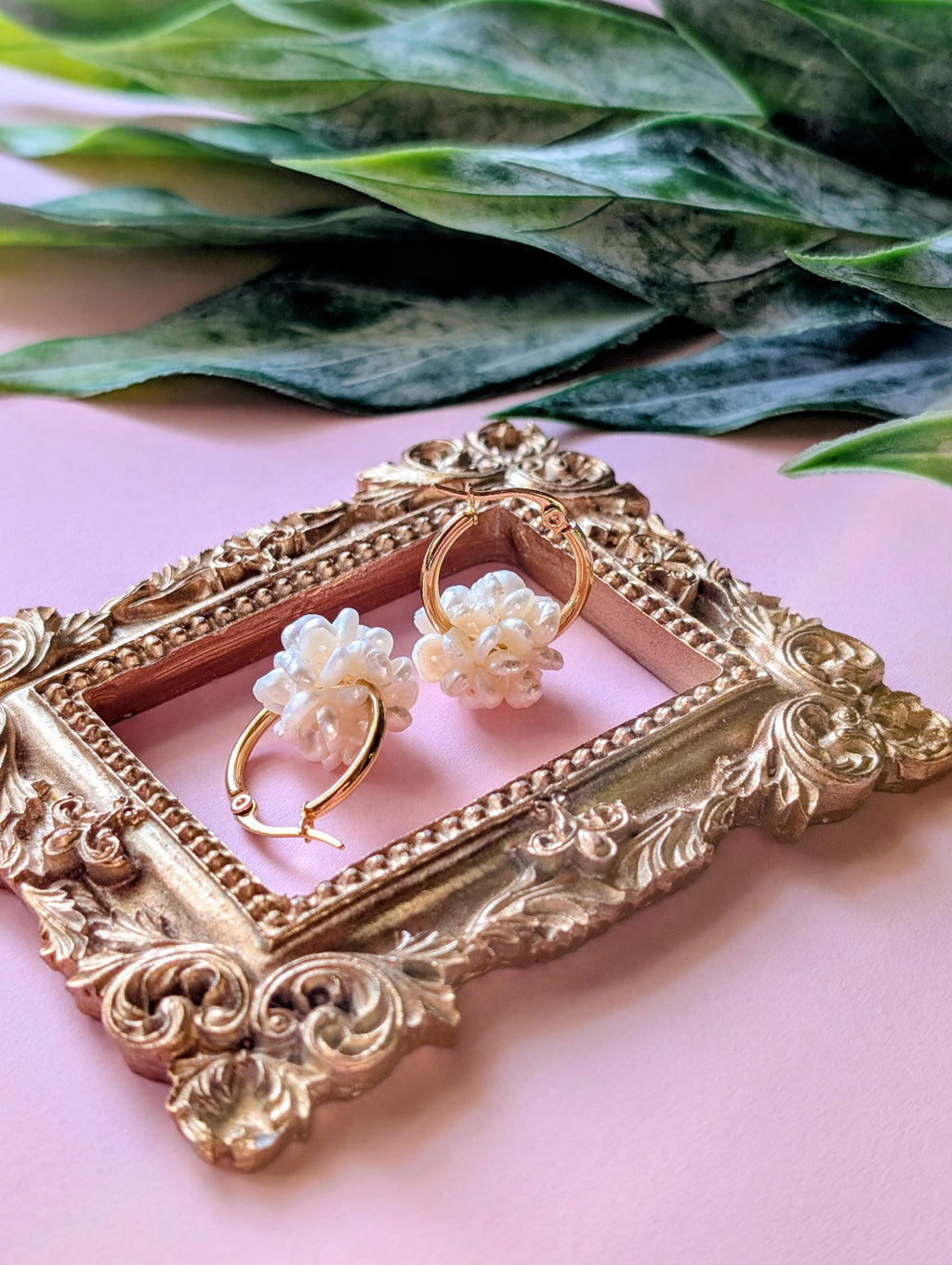 Schneeball Creolen "Minis" - Edelstahl Creolen mit Ball aus Süßwasserperlen