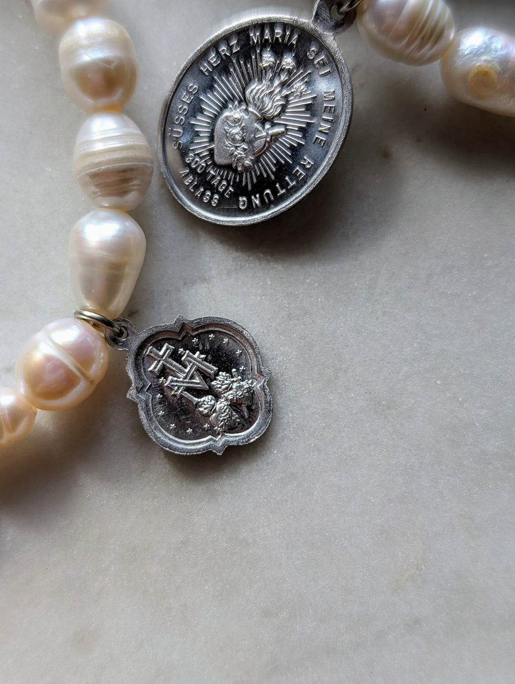 Süßwasserperlenarmband mit Marienmedaille vom Kloster Andechs