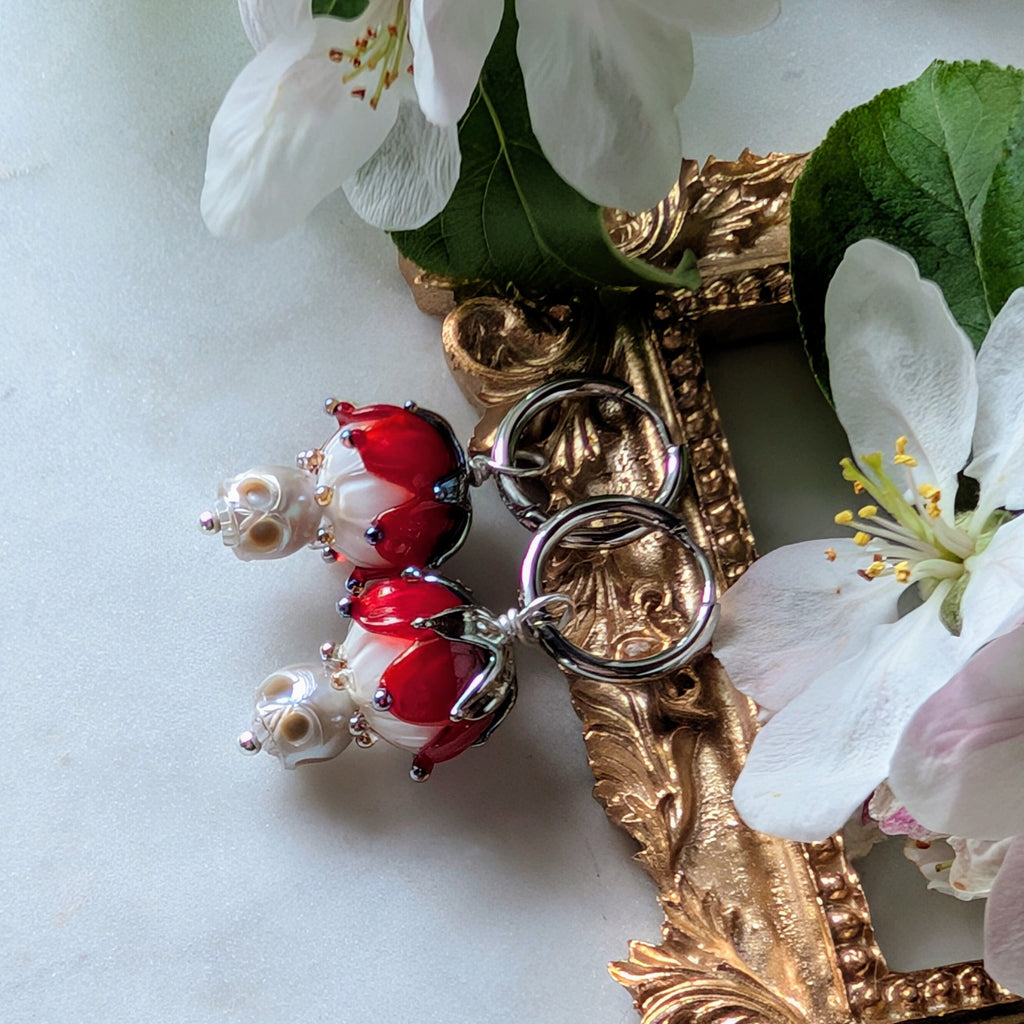 Creolen mit handgefertigten Lampworkperlen und Totenköpfen aus Süßwasserperlen – femininer Gothic Schmuck