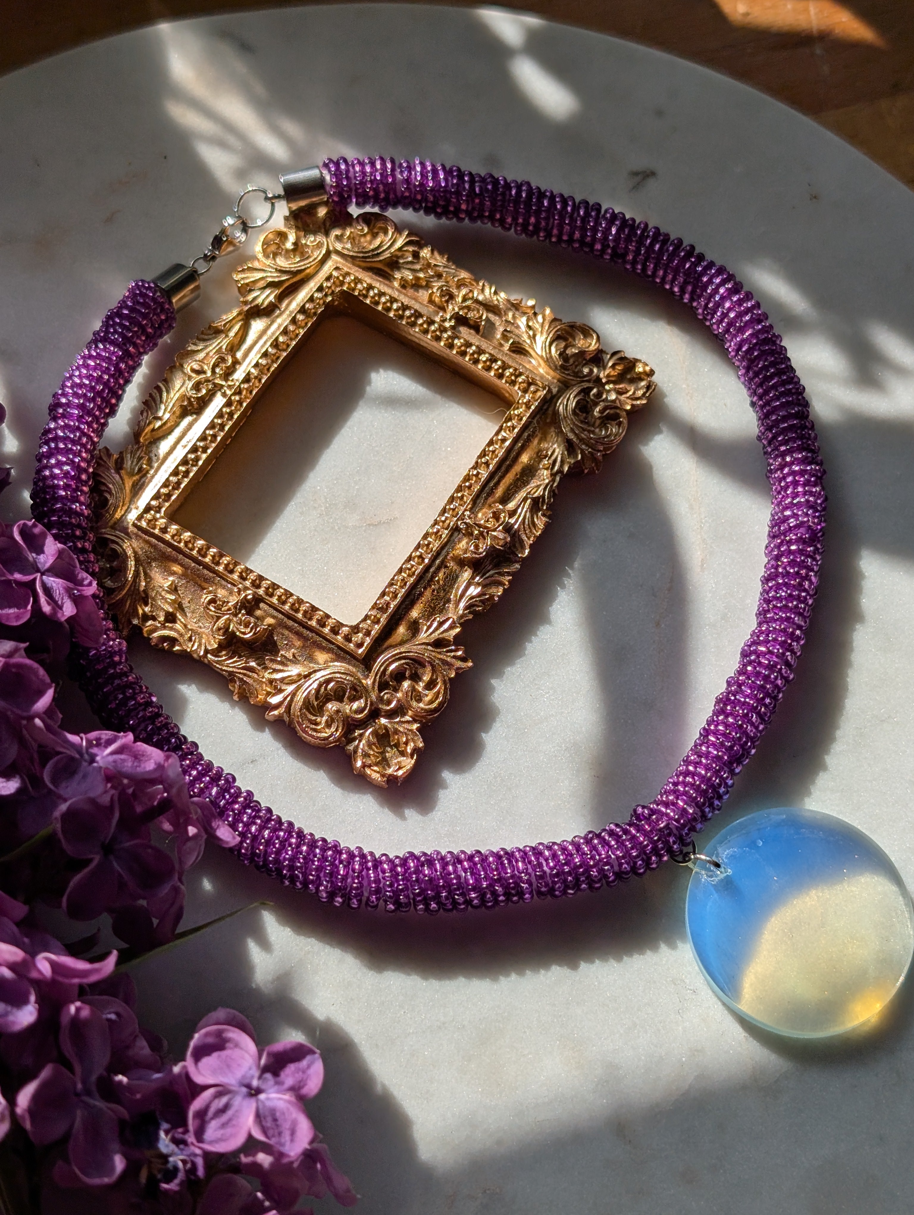 Serena Opale – Zarte Halskette mit Opalit-Anhänger und schimmernder Kordel