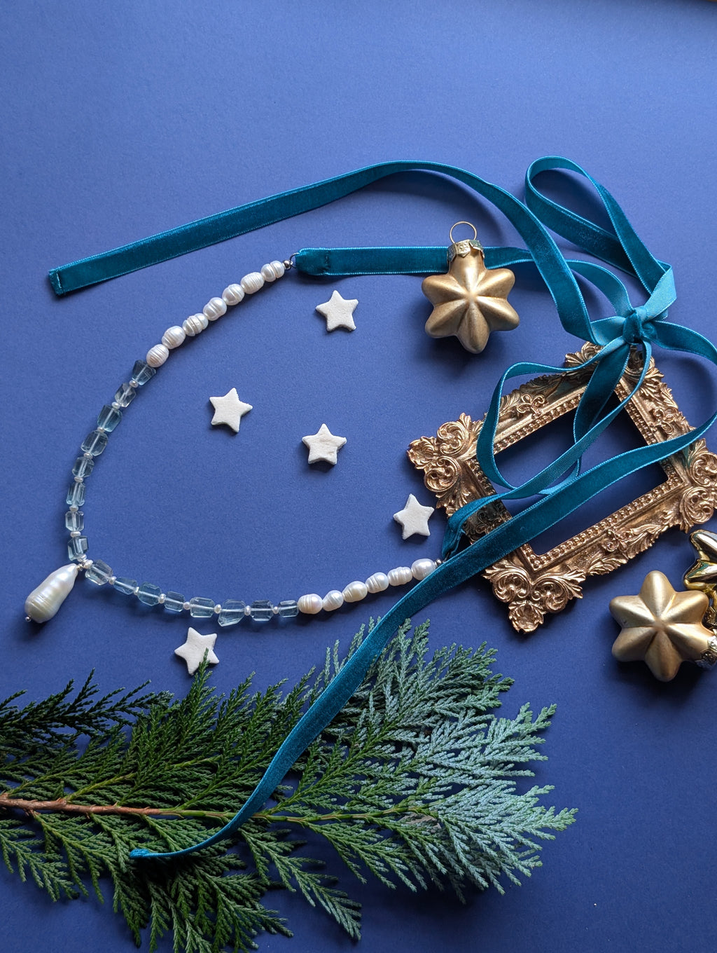 Winter Pearl Collier – Collier aus Perlen, Fluorit und Samt