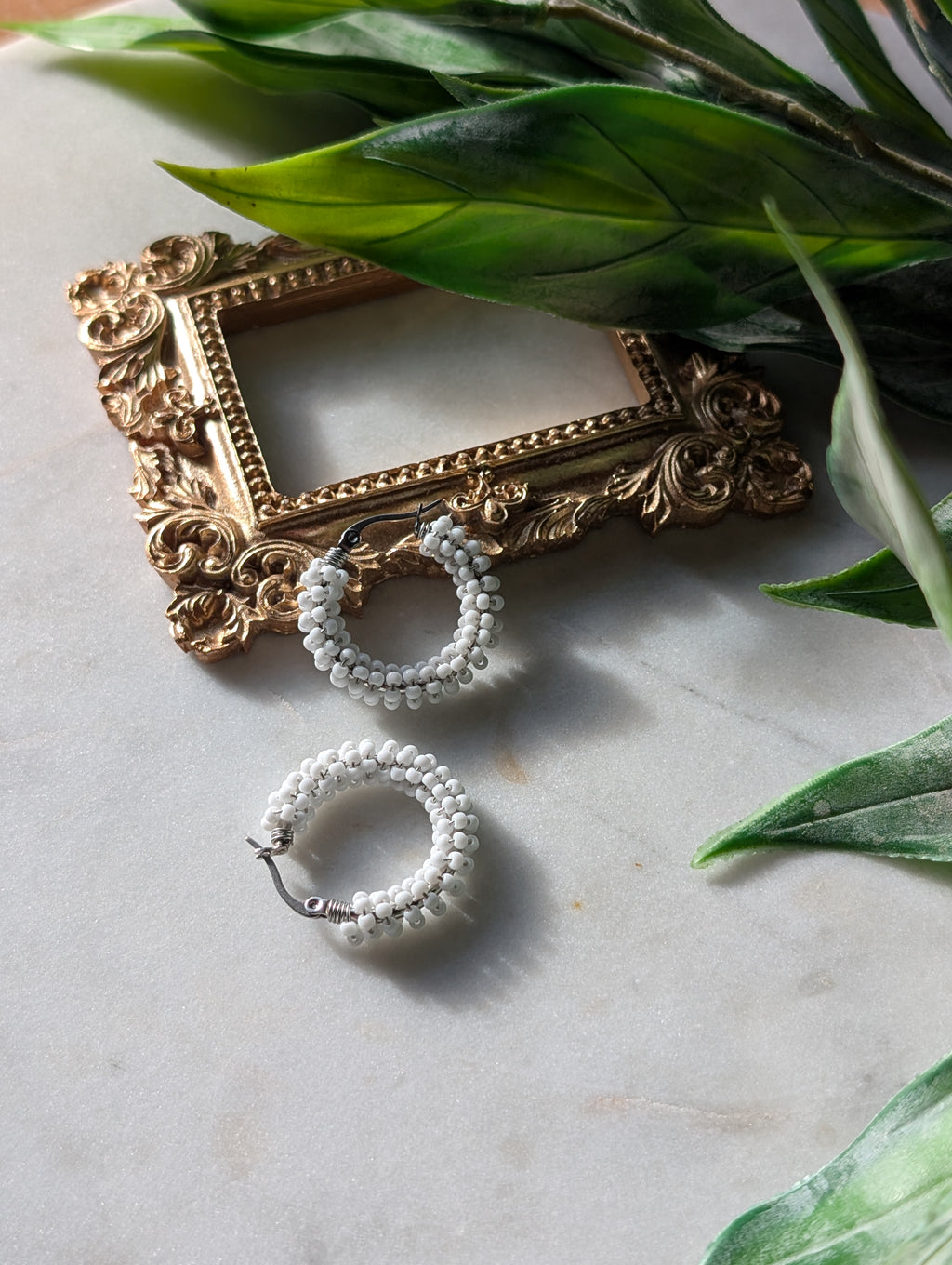 Color Wraps Creolen "Alba" – Edelstahl & weiße Rocailles