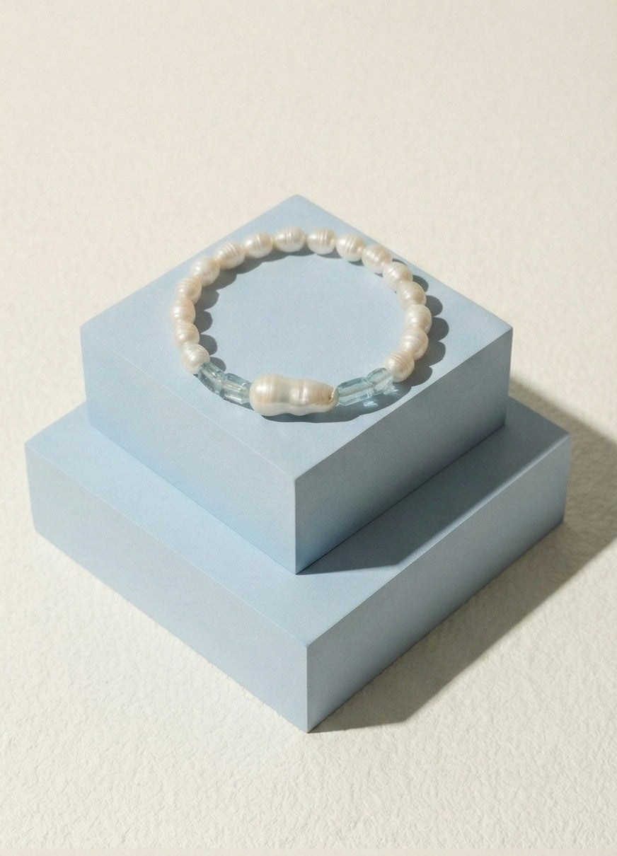 Winter Pearl Armband – Süßwasserperlen und Fluorit