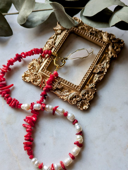 Short necklace with coral, freshwater pearls and rock crystal
