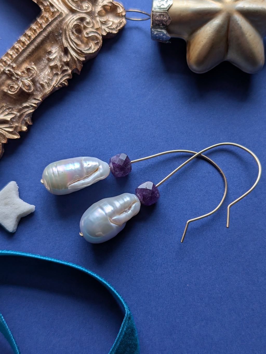 Royal Drops - Ohrhänger mit Barockperle und violettem Quarz