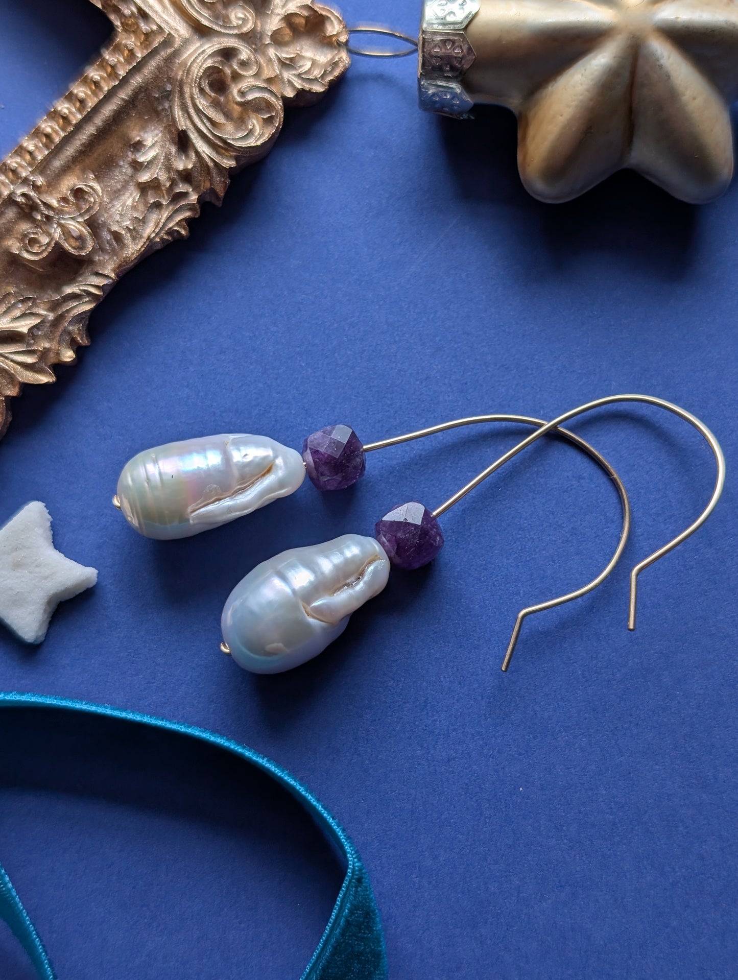 Royal Drops - Ohrhänger mit Barockperle und violettem Quarz