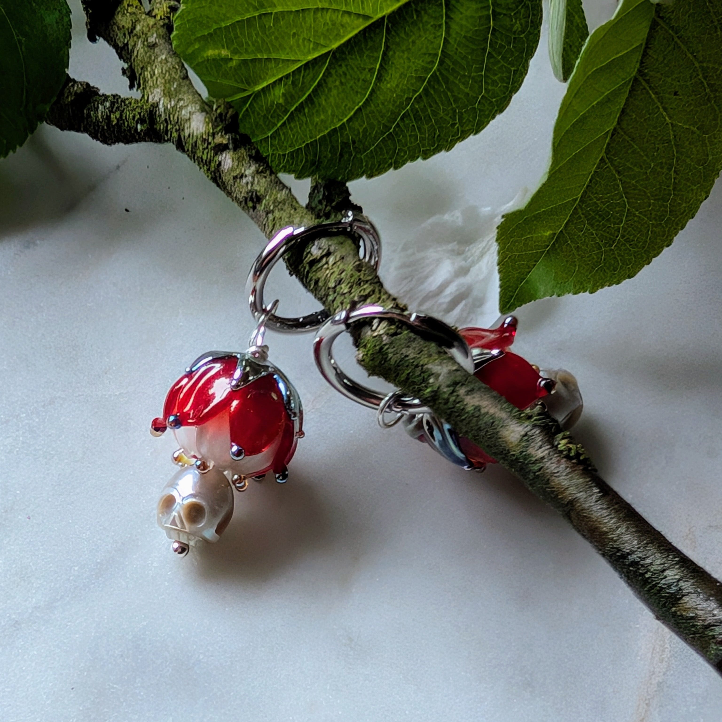 Creolen mit handgefertigten Lampworkperlen und Totenköpfen aus Süßwasserperlen – femininer Gothic Schmuck