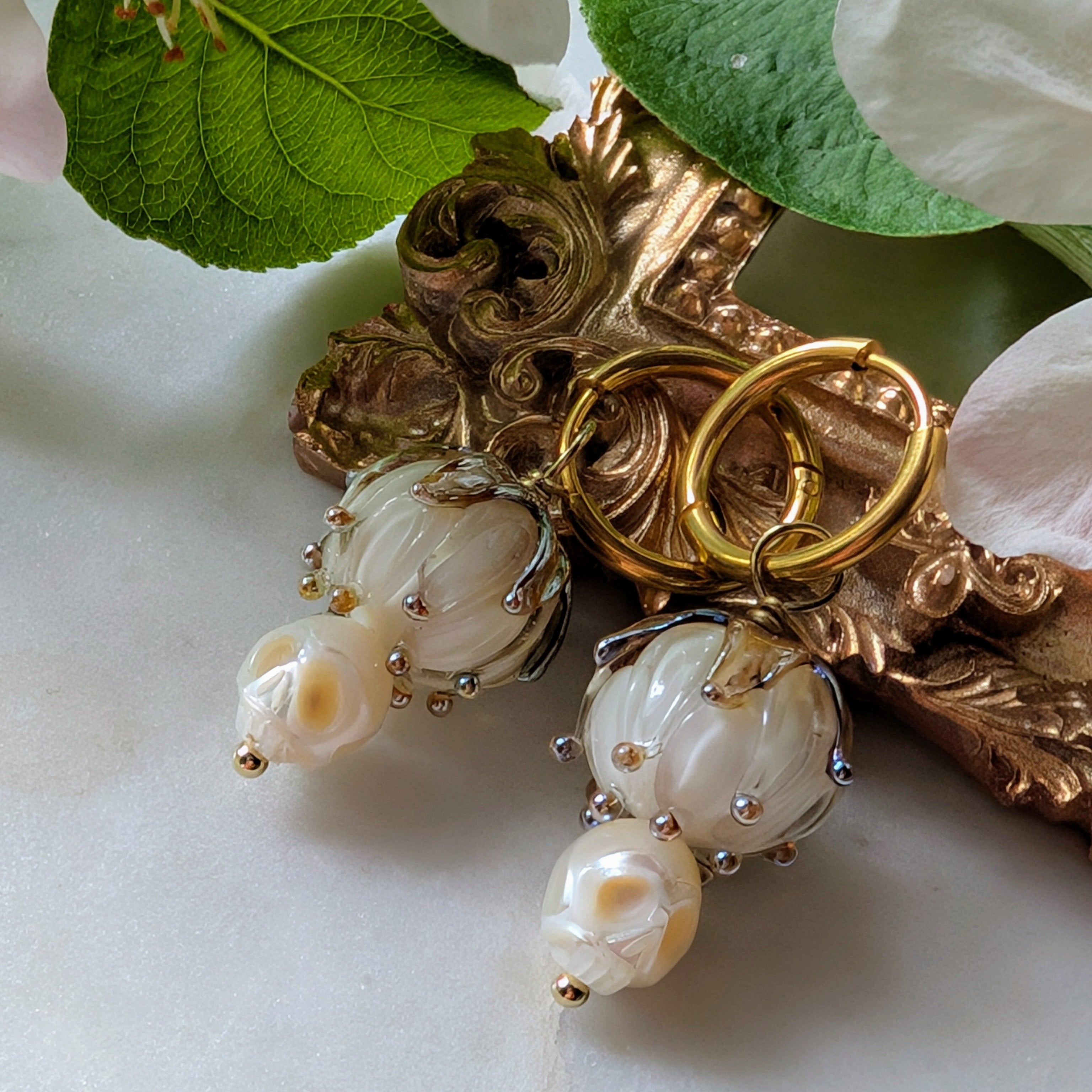 Creolen mit handgefertigten Lampworkperlen und Totenköpfen aus Süßwasserperlen – femininer Gothic Schmuck