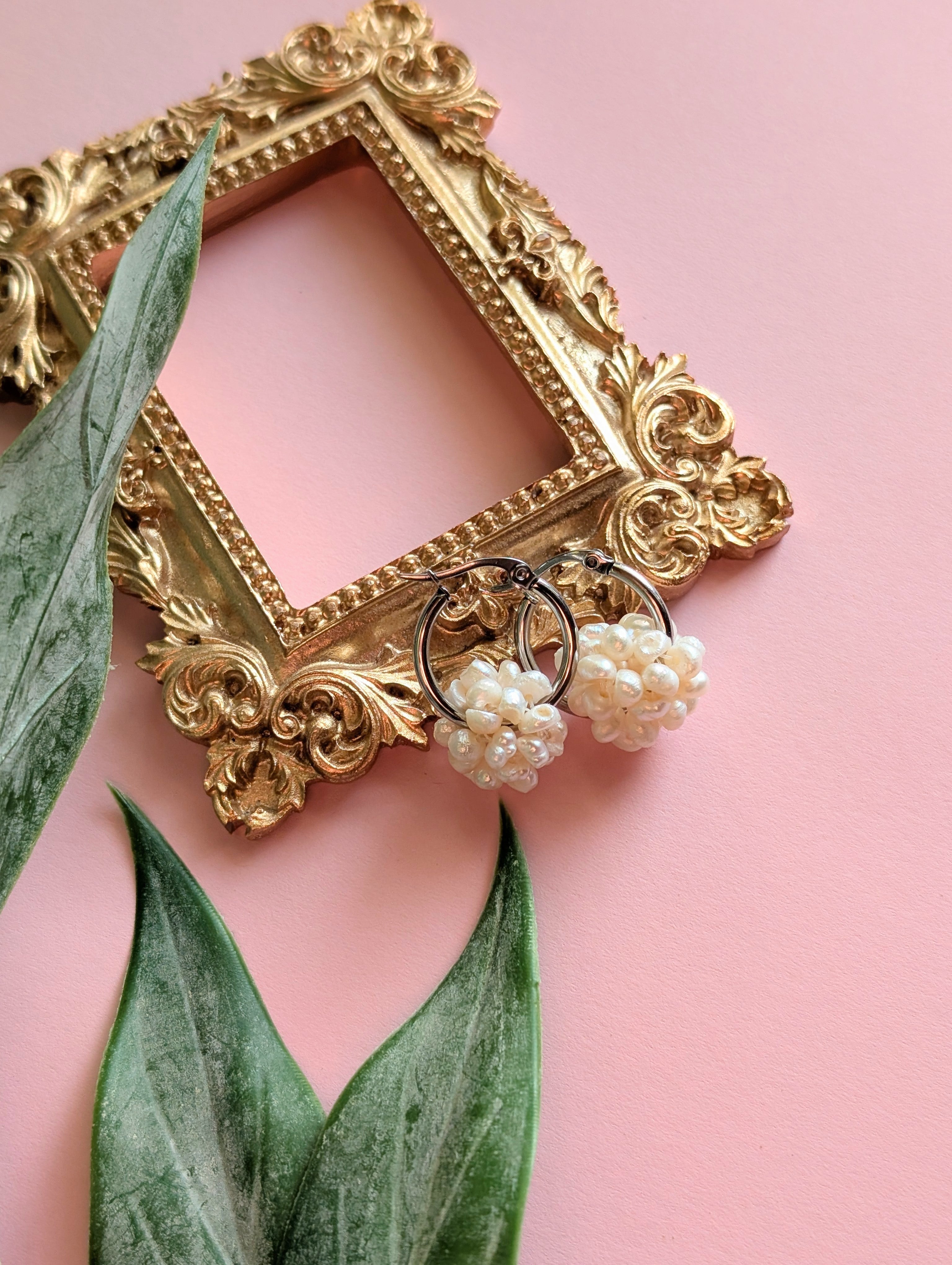 Schneeball Creolen "Minis" - Edelstahl Creolen mit Ball aus Süßwasserperlen