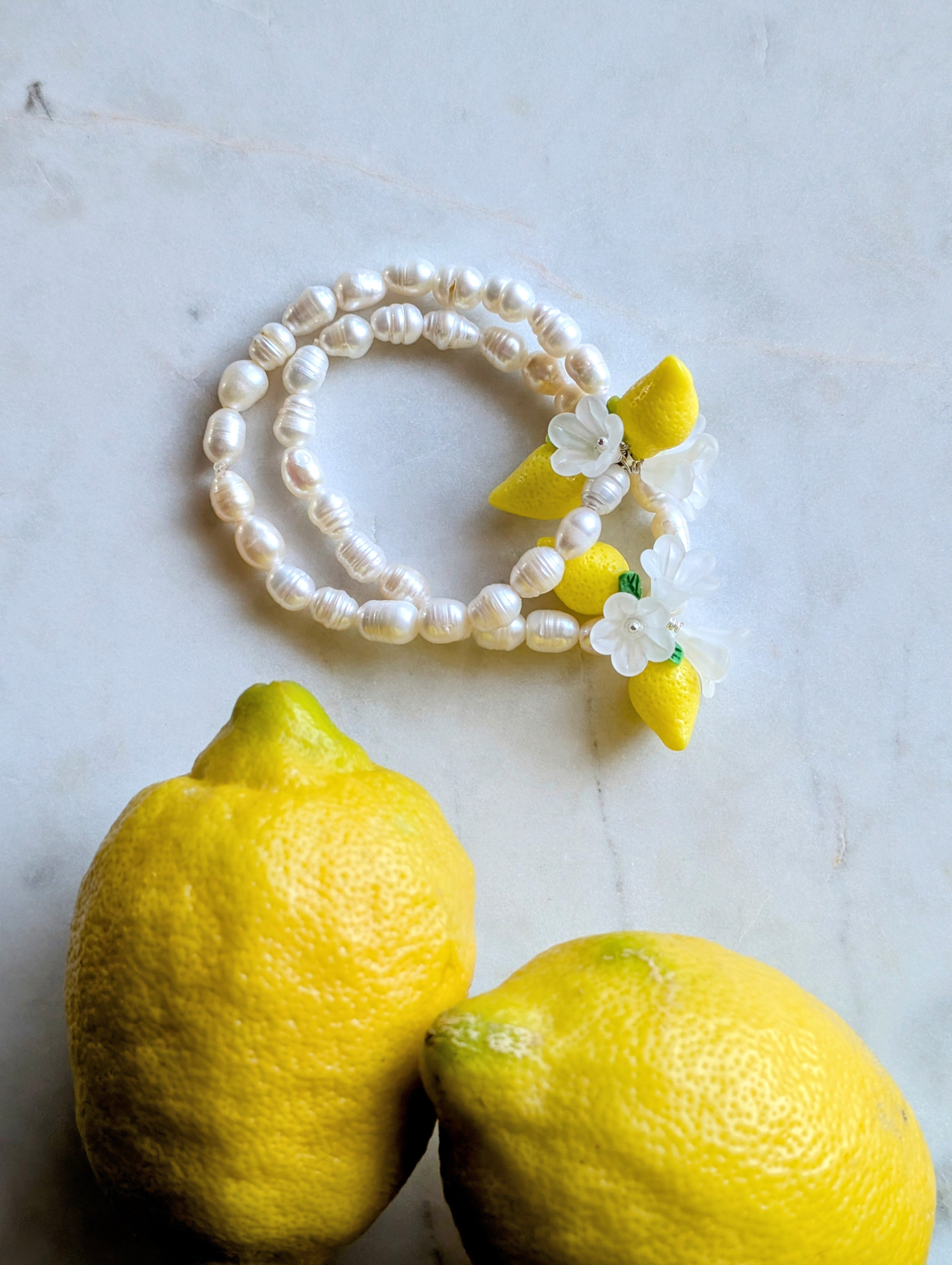 La Perla al Limone – Armband mit Süßwasserperlen, Zitronen und Blüten