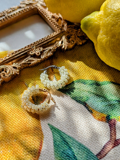 Color Wraps „Limonchini“ – Minimalistische Edelstahl-Creolen mit Limoncello-gelben Rocailles