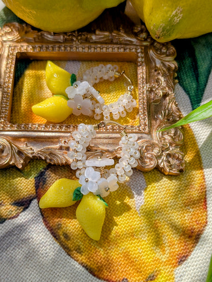 Creole di Limone – Color Wraps Edelstahl-Creolen mit Zitronen und Blüten