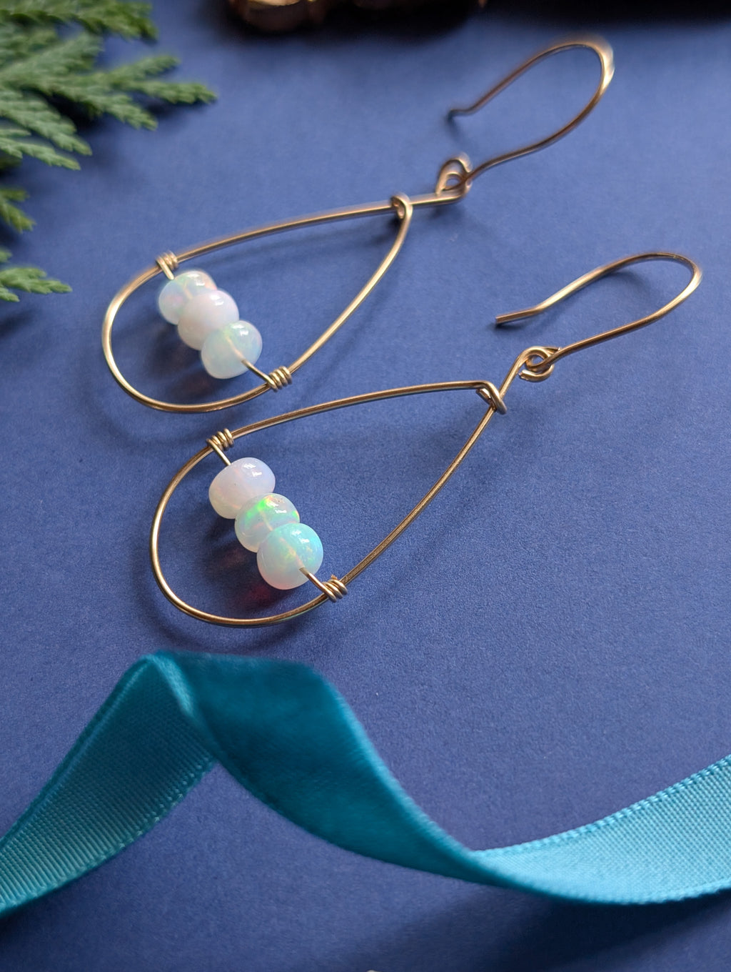 Opaline Tears - Tropfenförmige Ohrhänger mit Feueropal Perlen