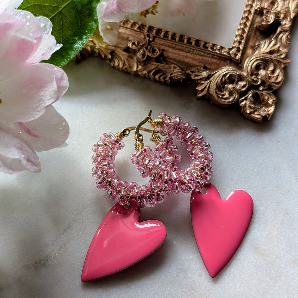 Rocaillescreolen "Coracão" - Verspielte Creolen umwickelt mit zart rosa Glasperlen und einem pinken Herz aus emailliertem Messing