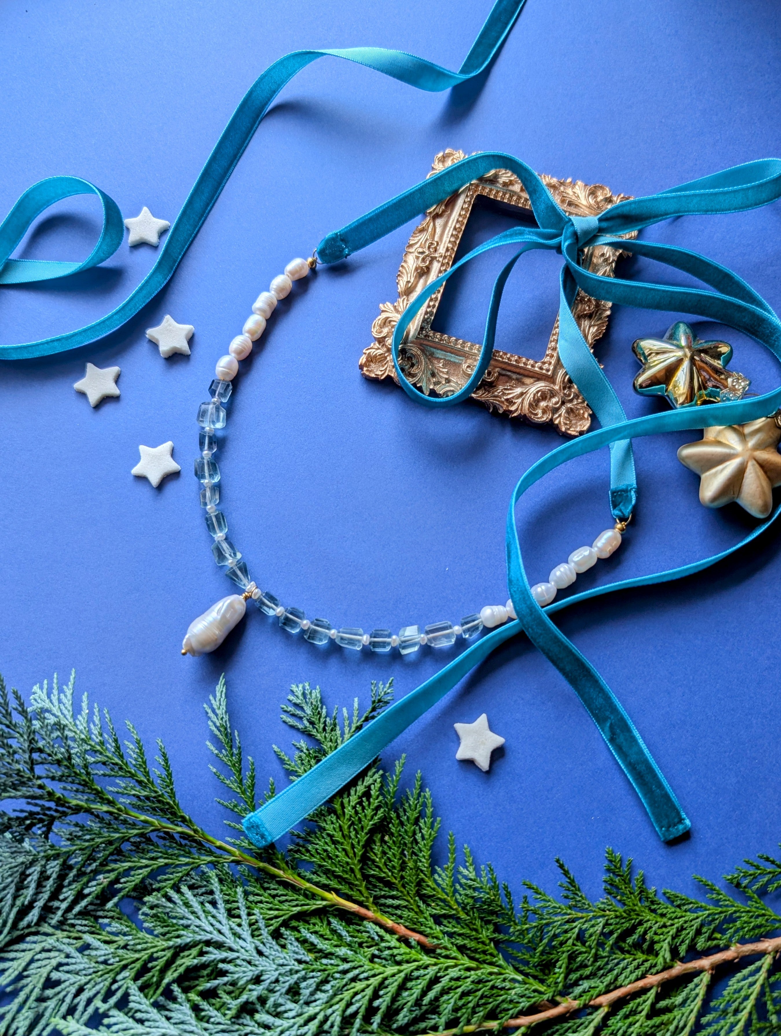 Winter Pearl Collier – Collier aus Perlen, Fluorit und Samt