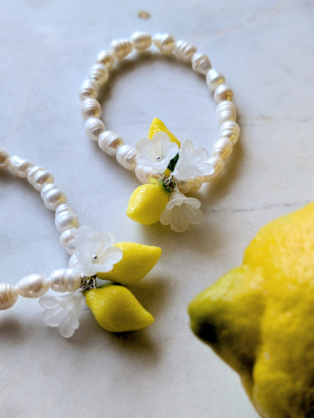La Perla al Limone – Armband mit Süßwasserperlen, Zitronen und Blüten