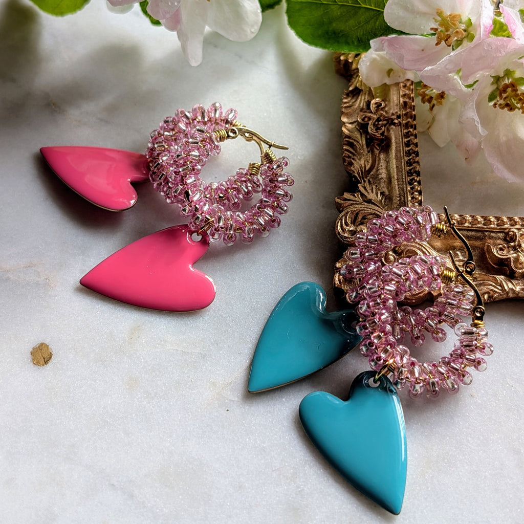 Rocaillescreolen "Coracão" - Verspielte Creolen umwickelt mit zart rosa Glasperlen und einem Herz aus emailliertem Messing