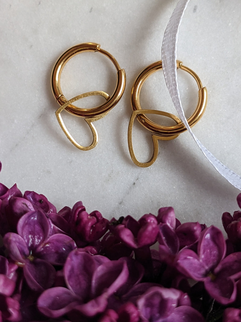 Heart Hoops – Edelstahl Creolen mit Herzanhänger