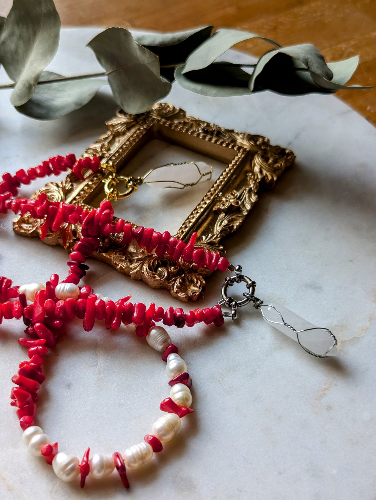 Short necklace with coral, freshwater pearls and rock crystal