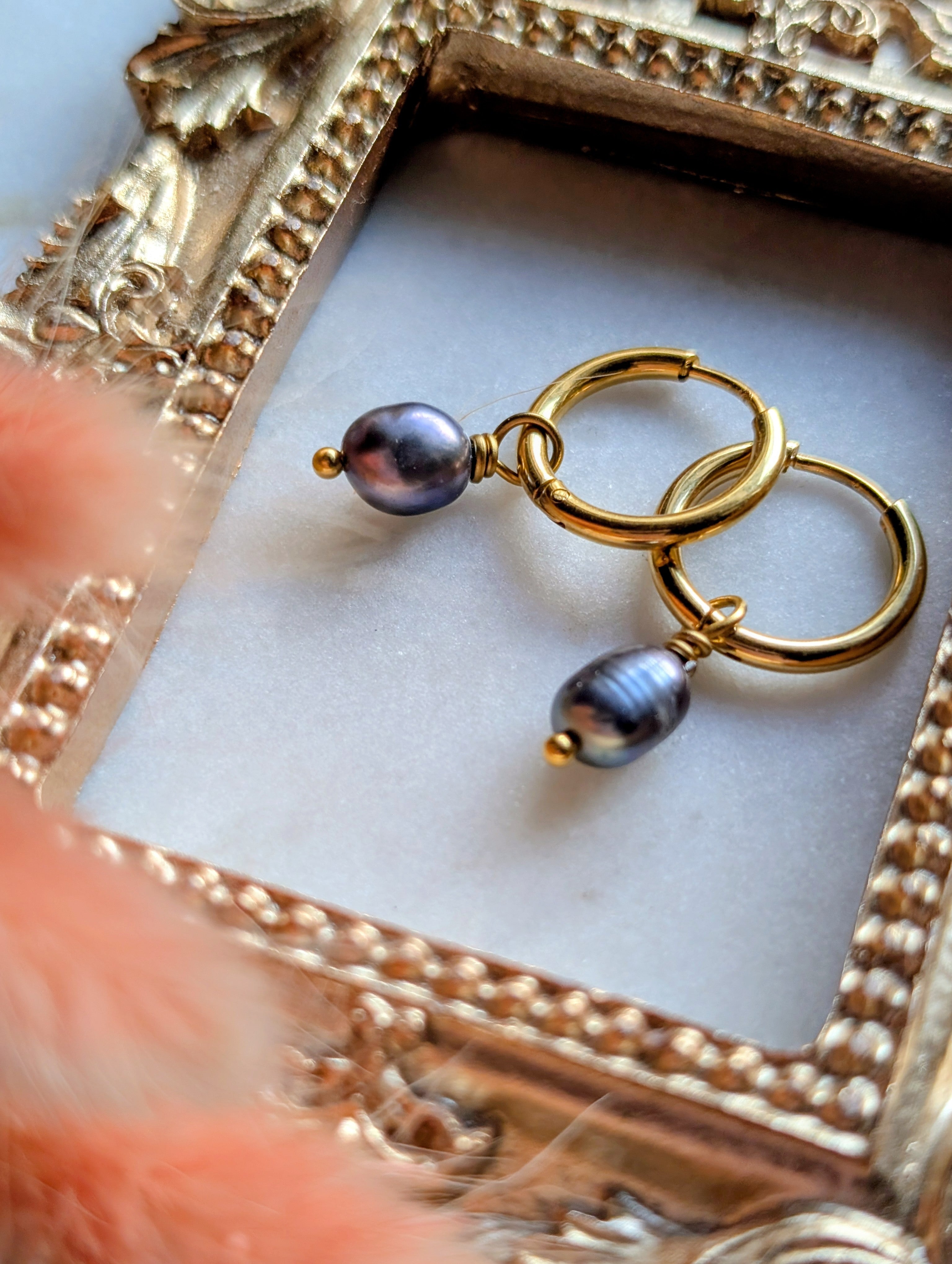 Midnight Pearl - Edelstahl Creolen mit schwarz-blauen Süßwasserperlen