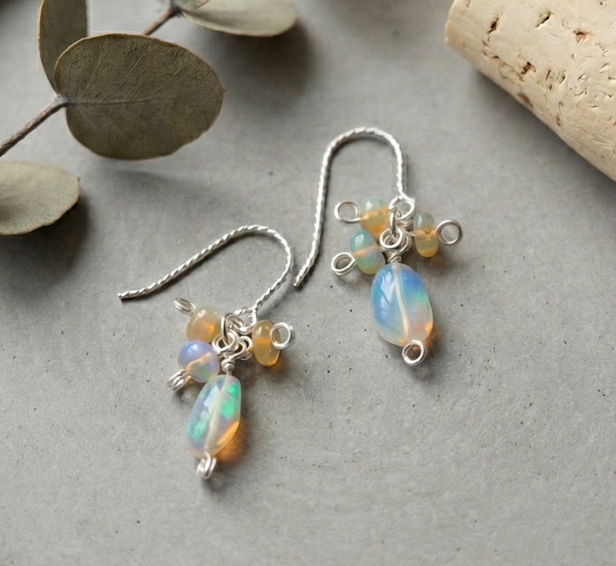 Northern Fire Lights - zarte Ohrhänger mit verschiedenen Feueropalen