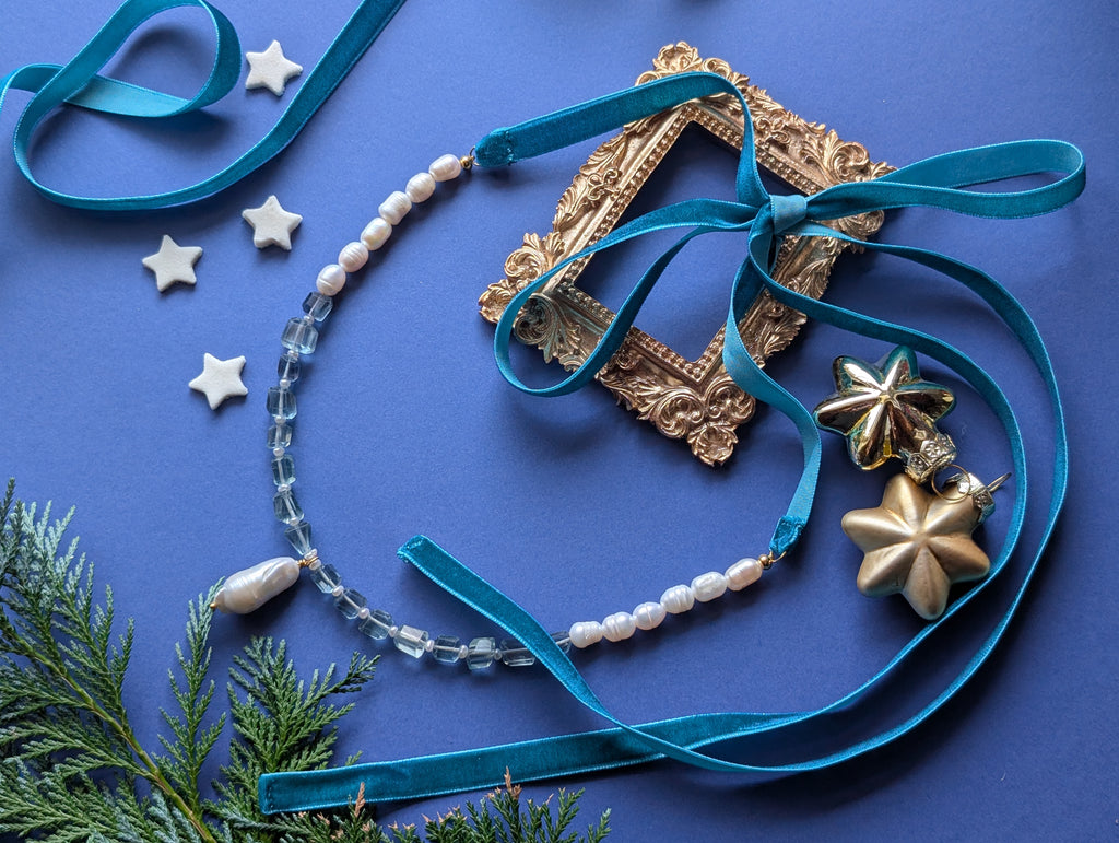 Winter Pearl Collier – Collier aus Perlen, Fluorit und Samt