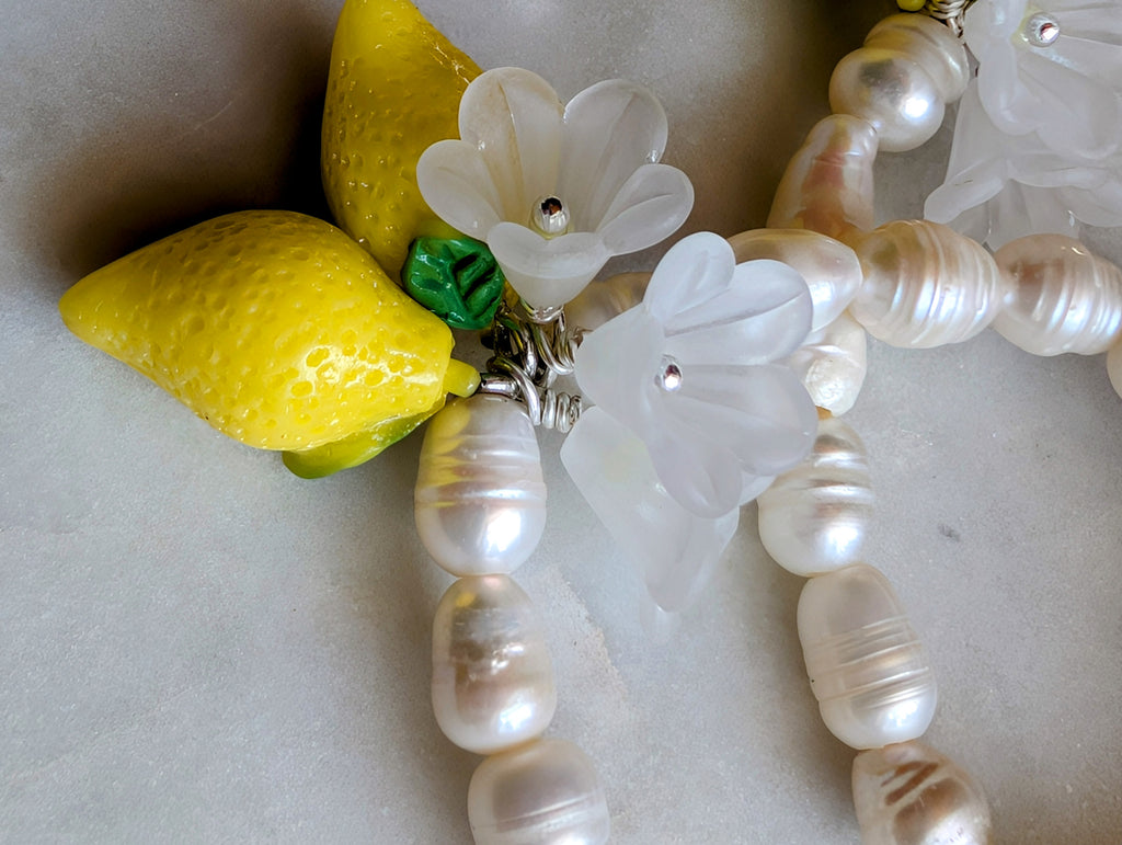 La Perla al Limone – Armband mit Süßwasserperlen, Zitronen und Blüten