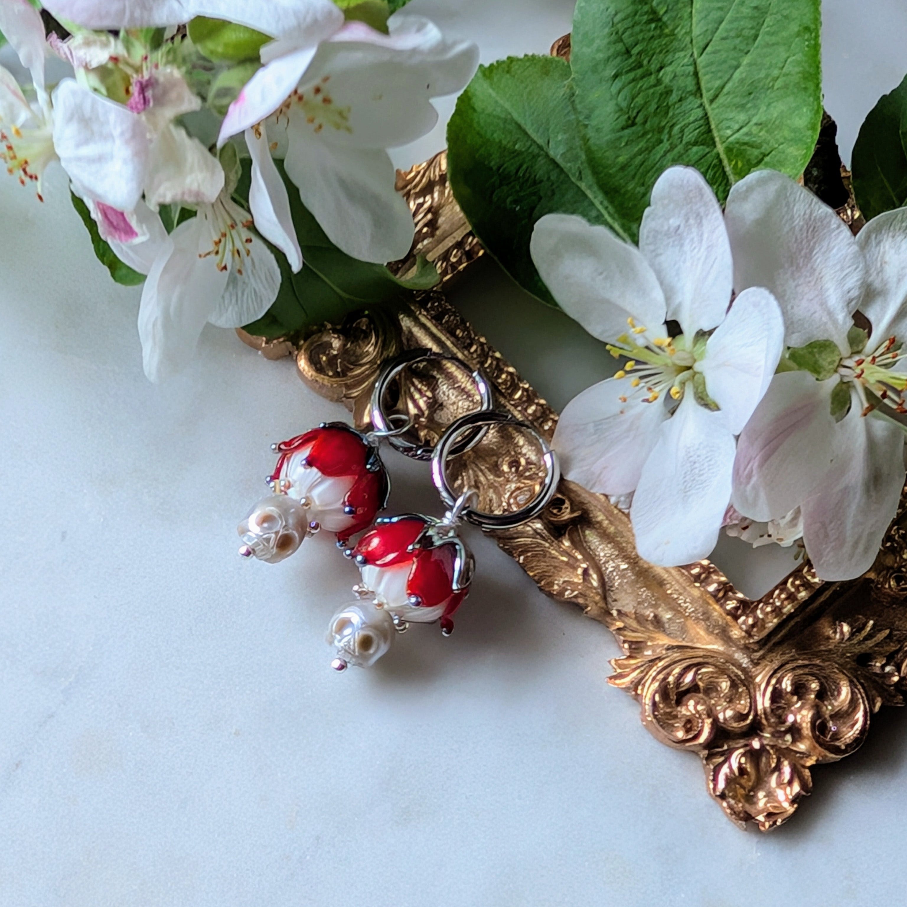 Creolen mit handgefertigten Lampworkperlen und Totenköpfen aus Süßwasserperlen – femininer Gothic Schmuck