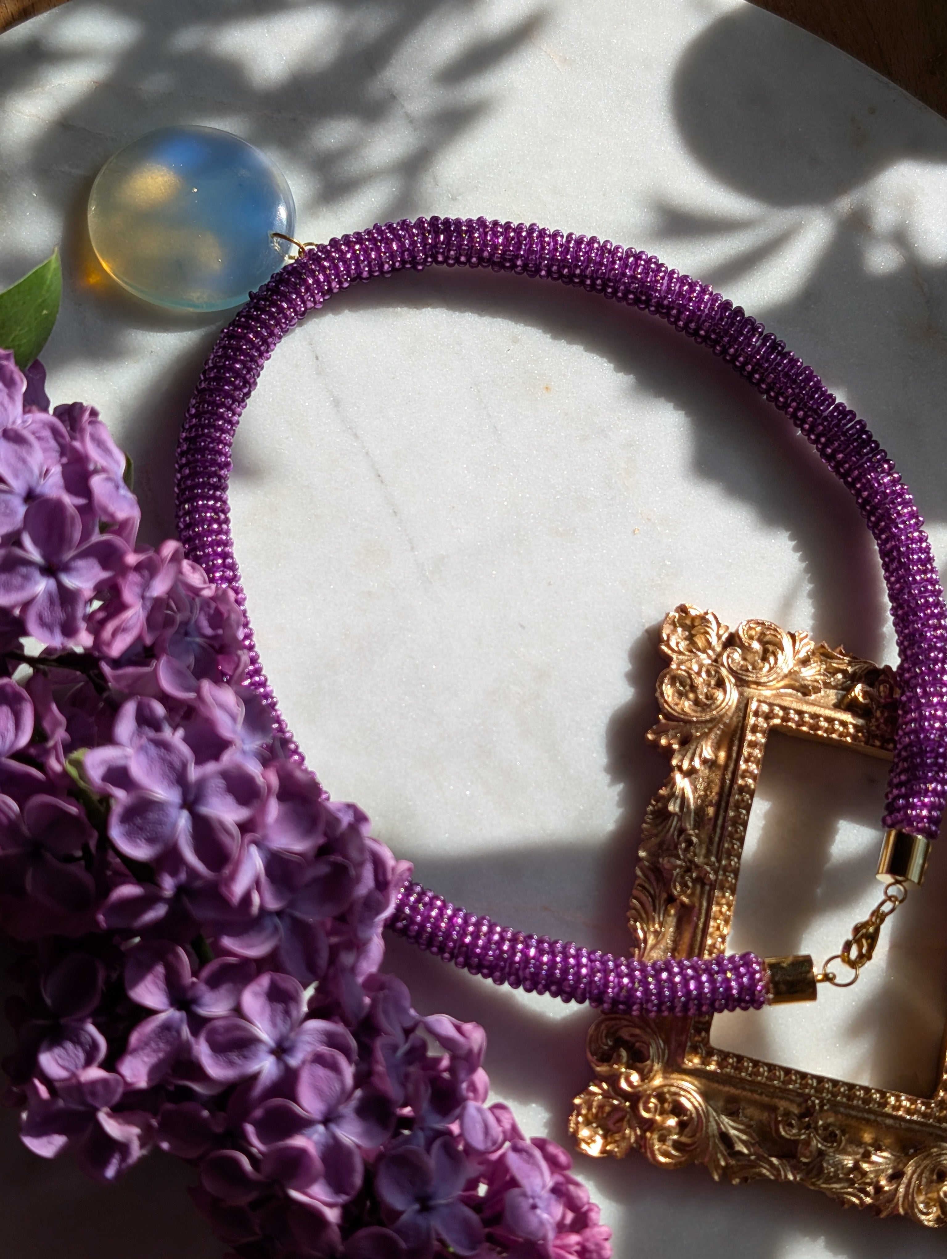 Serena Opale – Zarte Halskette mit Opalit-Anhänger und schimmernder Kordel