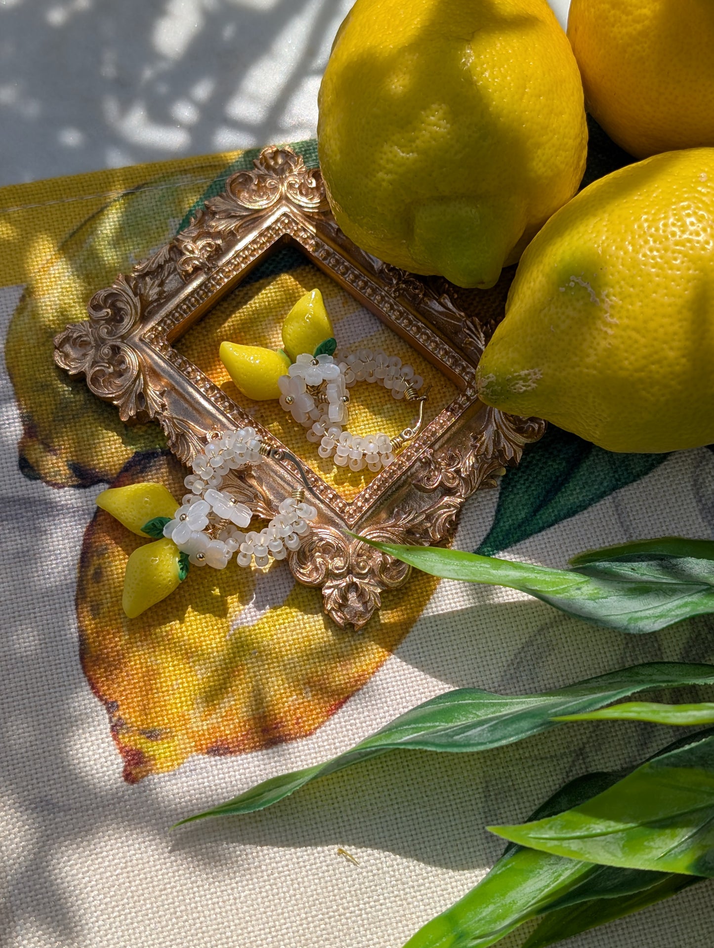 Creole di Limone – Color Wraps Edelstahl-Creolen mit Zitronen und Blüten