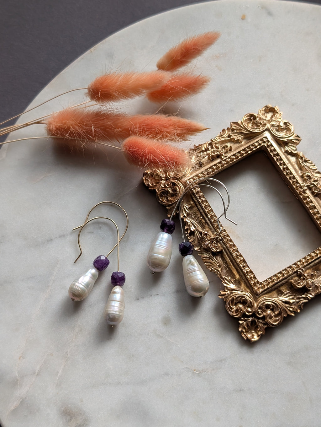 Royal Drops - Ohrhänger mit Barockperle und violettem Quarz