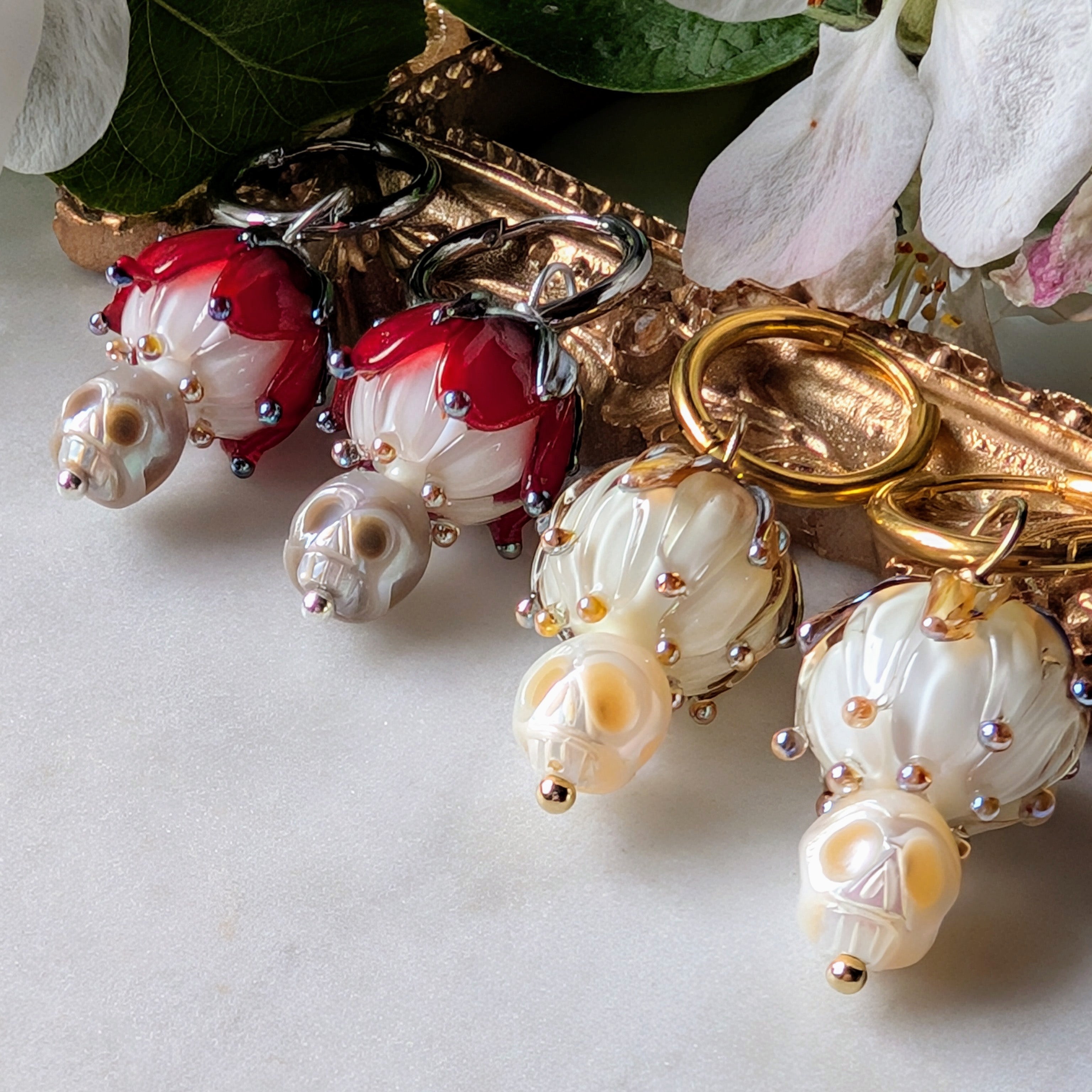 Creolen mit handgefertigten Lampworkperlen und Totenköpfen aus Süßwasserperlen – femininer Gothic Schmuck