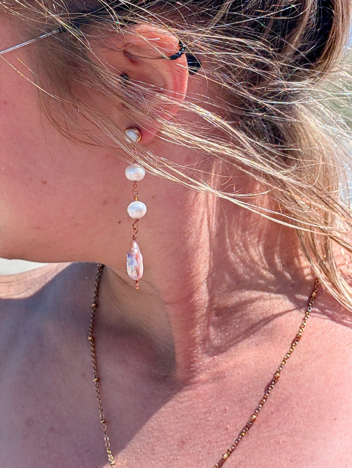 Boucles d'oreilles asymétriques avec diverses perles d'eau douce et nacre
